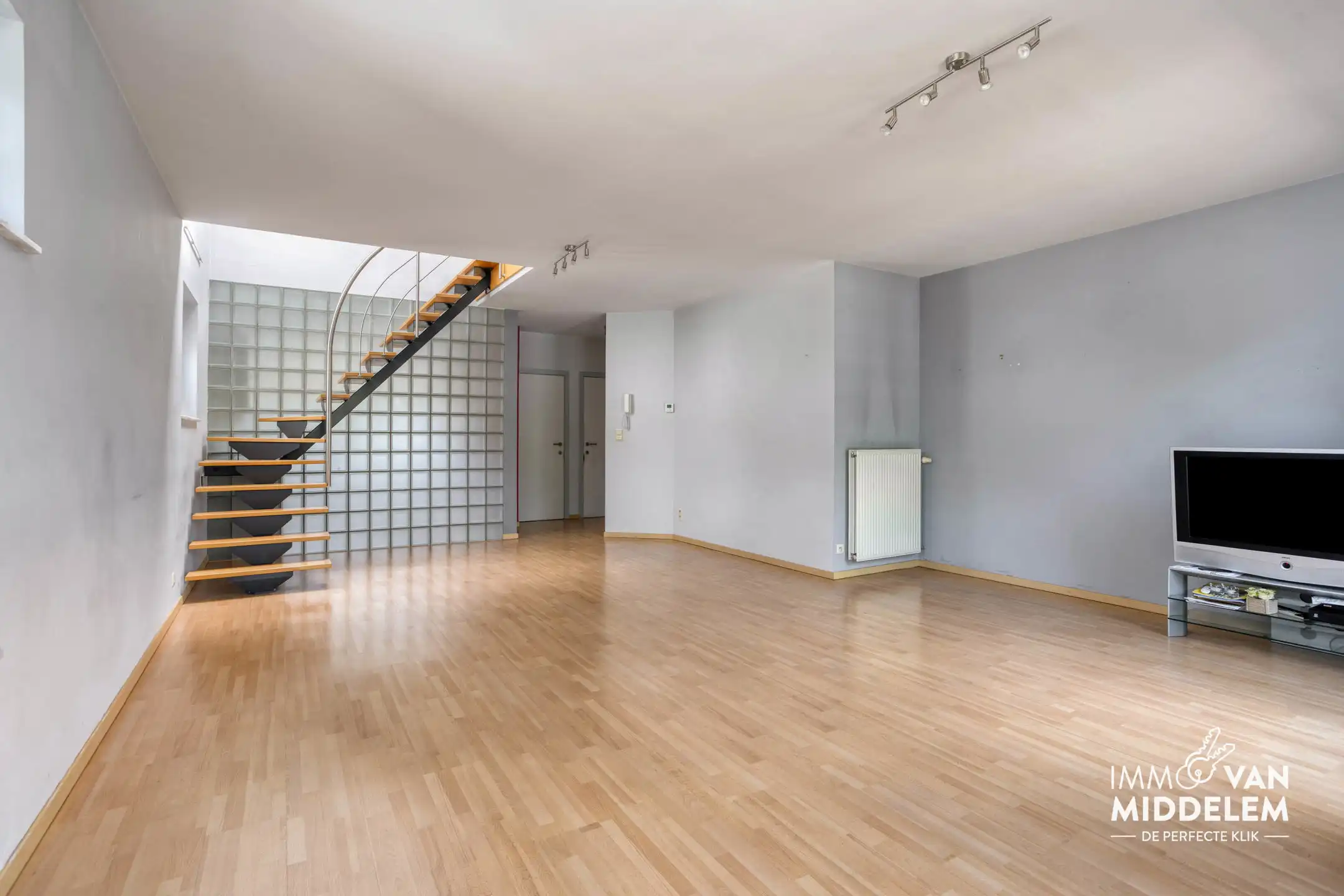 DUPLEXAPPARTEMENT MET 3 SLAAPKAMERS, GARAGE EN BERGING foto 3