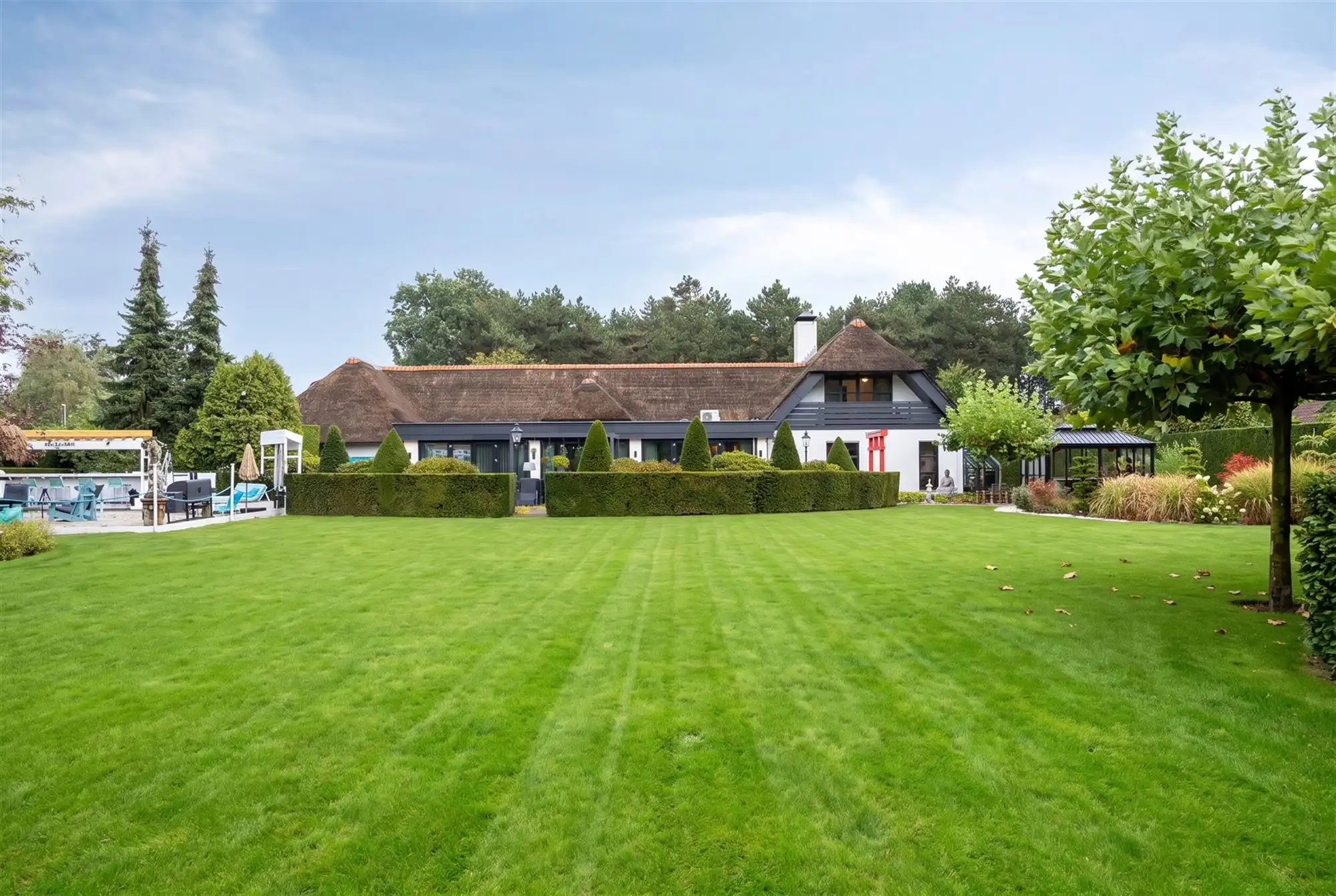 Knappe duo-villa op 8.843 m² in villawijk aan NL-grens. foto 74