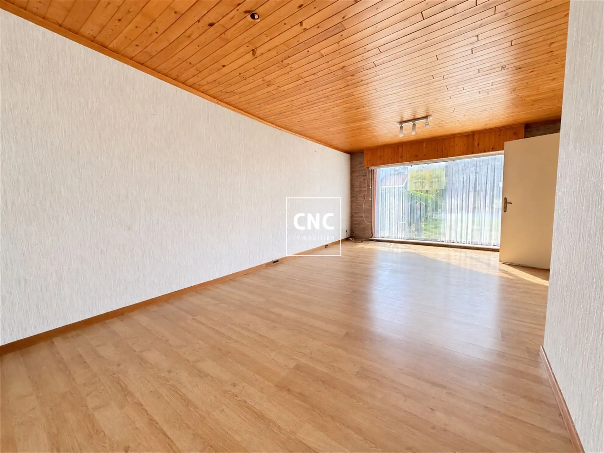 Woning met 3 slaapkamers, garage en ruime buitenruimte foto 3