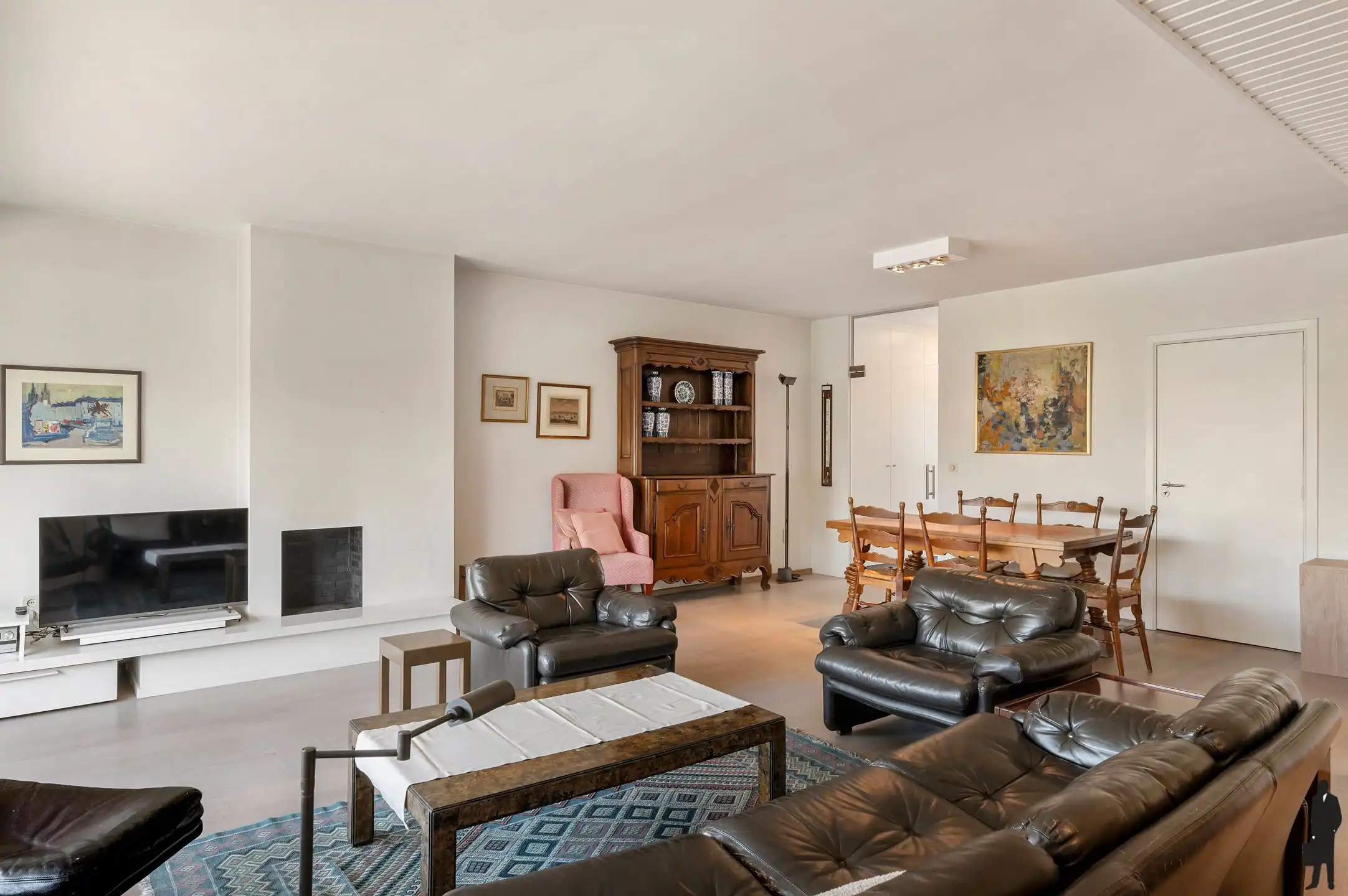 Dit lichtrijke en instapklare appartement combineert comfort, ruimte en een warme uitstraling op een uitstekende ligging. foto 6