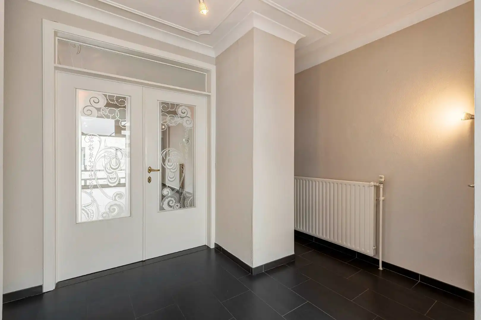 Comfortabel, zeer ruim appartement met 4 slaapkamers, terras en garage in het centrum van Neeroeteren!  foto 6