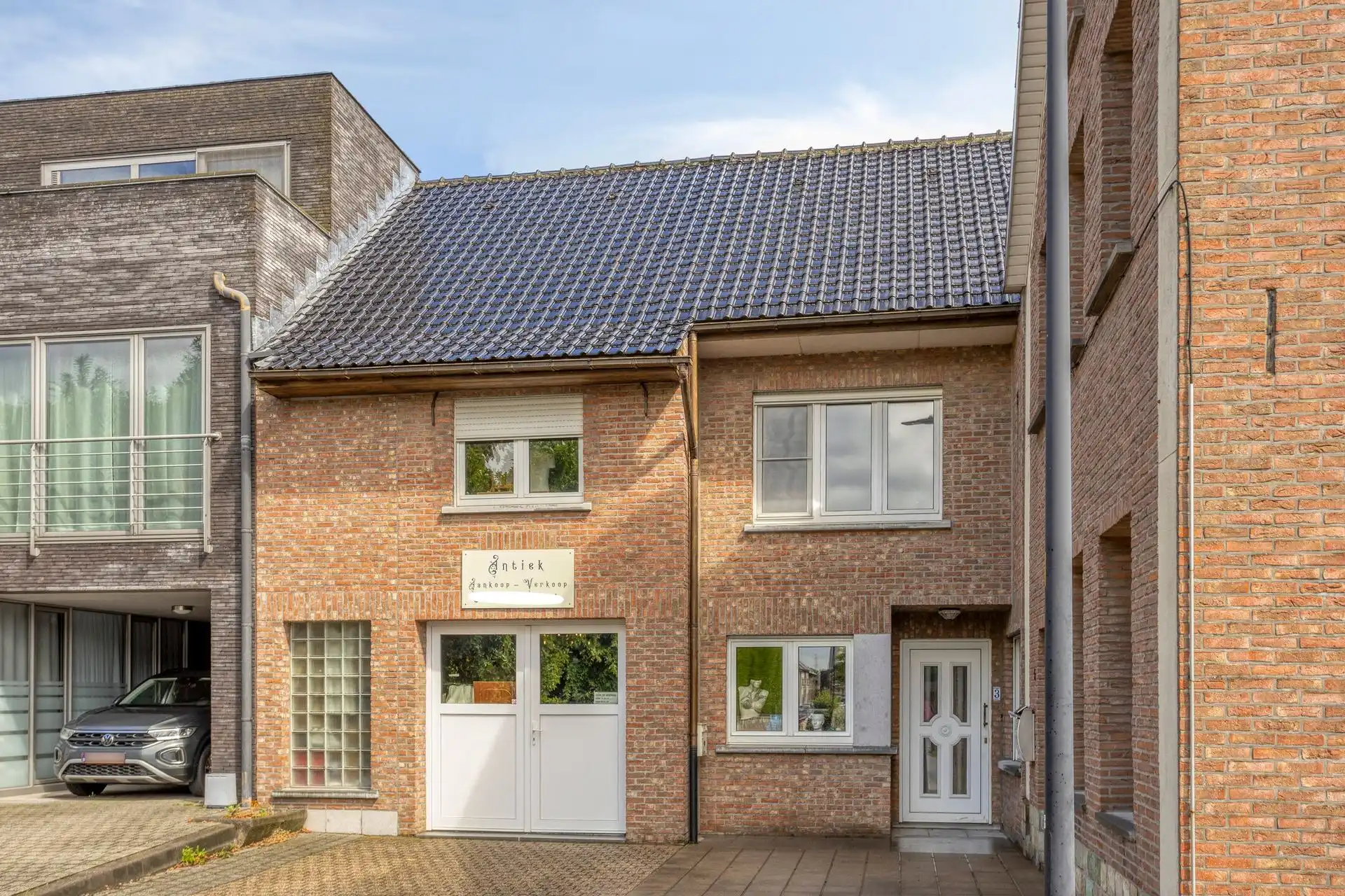 Hoofdfoto van de publicatie: CENTRUM SINT-PIETERS-LEEUW : ruime 2-gevelwoning met atelier/commerciële ruimte (3 slpks) met grote tuin en private autostaanplaats