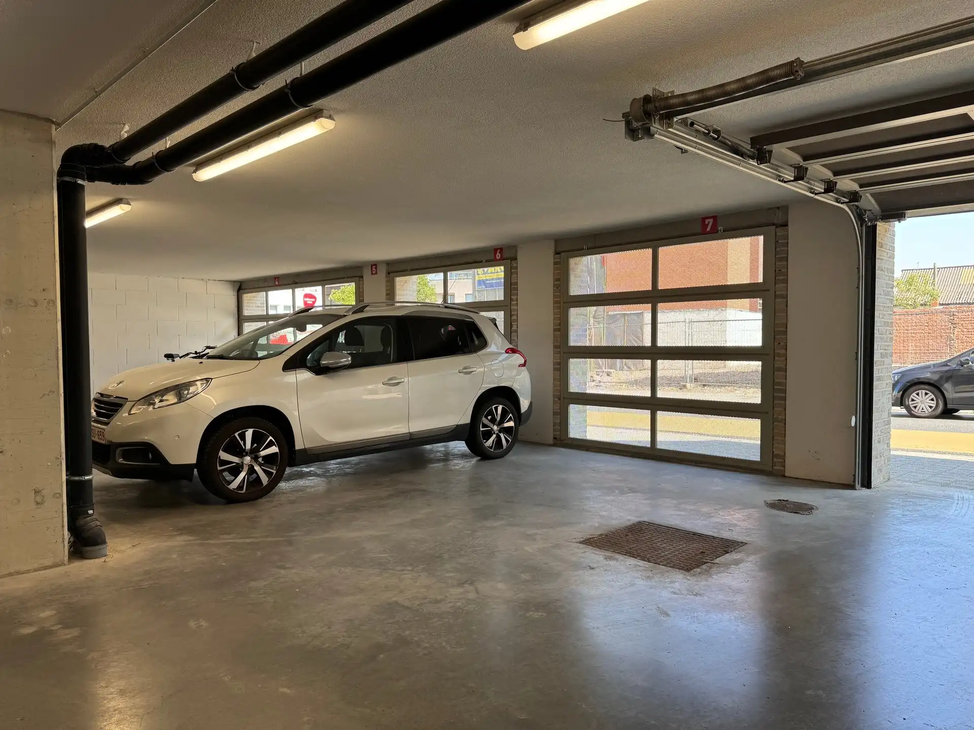Overdekte autostaanplaats op gegeerde locatie in Wetteren. foto 3
