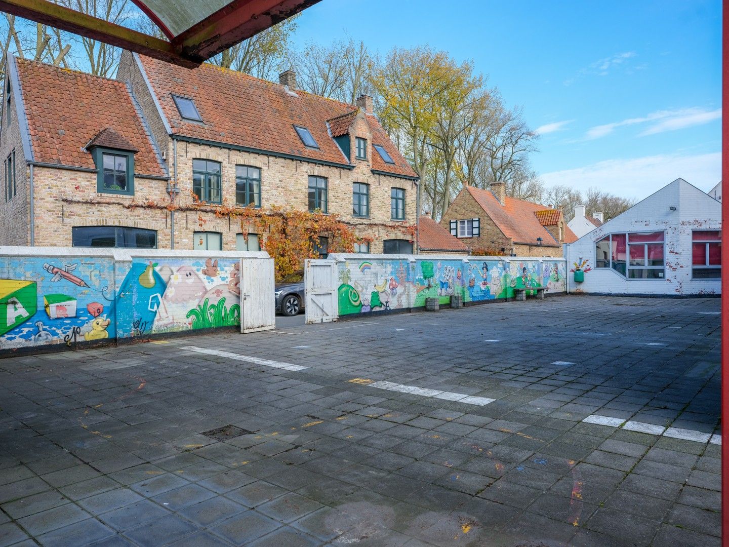Voormalig schoolgebouw in centrum Damme foto 9