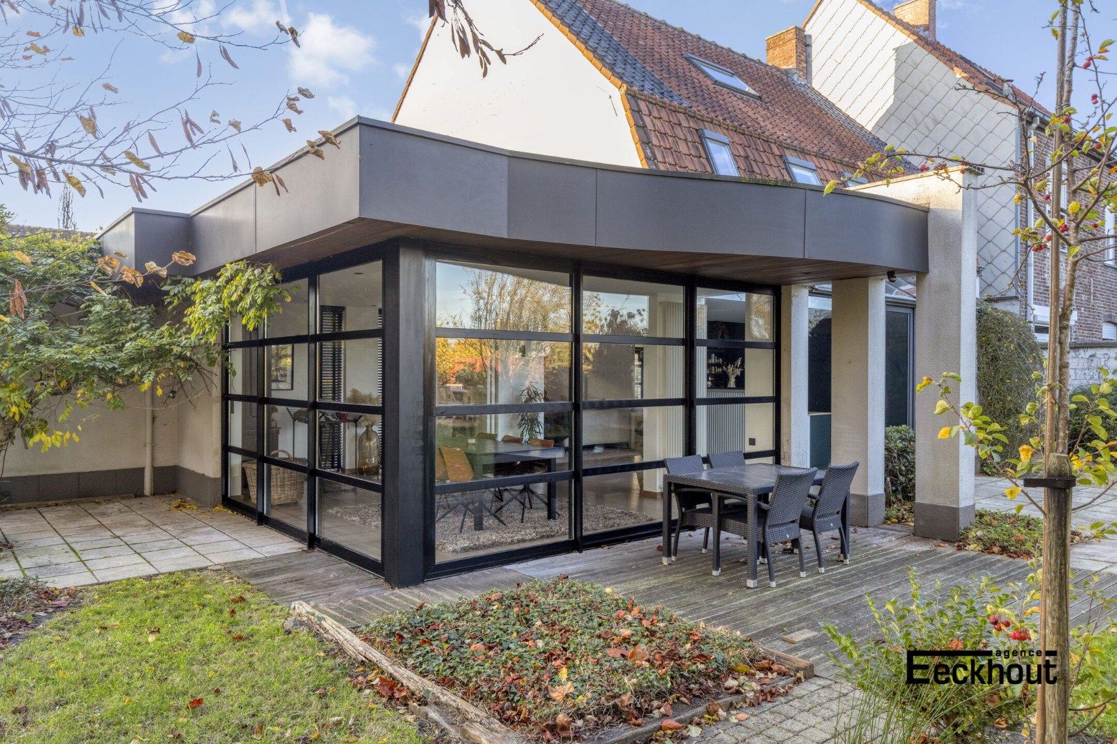 Ruime halfopen woning met prachtige aangelegde tuin en carport voor 2 wagens! foto 27