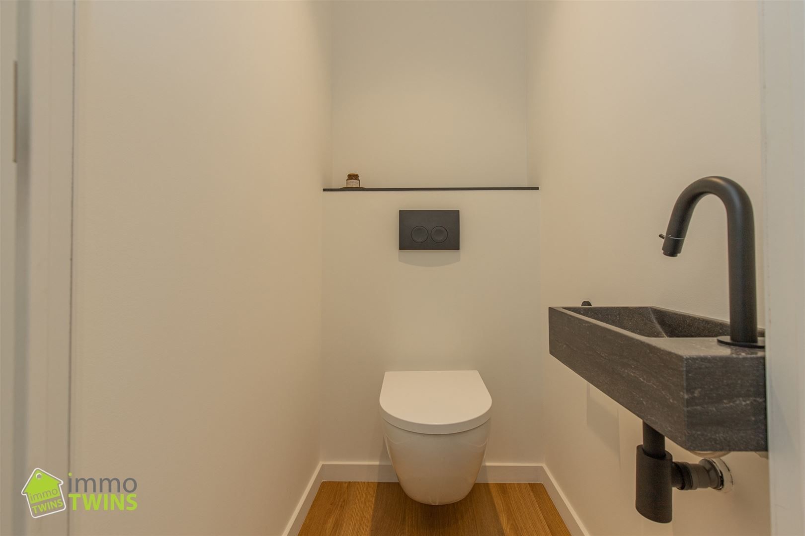 Totaal gerenoveerde, instapklare woning in hartje Beveren foto 36