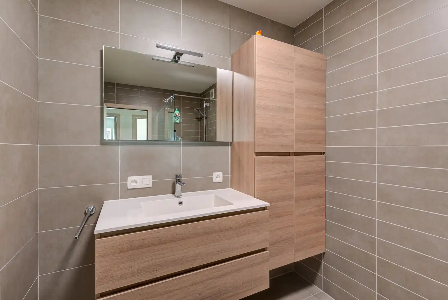 GELIJKVLOERS APPARTEMENT MET 2 SLAAPKAMERS, 2 AUTOSTAANPLAATSEN EN RUIM TERRAS TE BEVERST foto 12