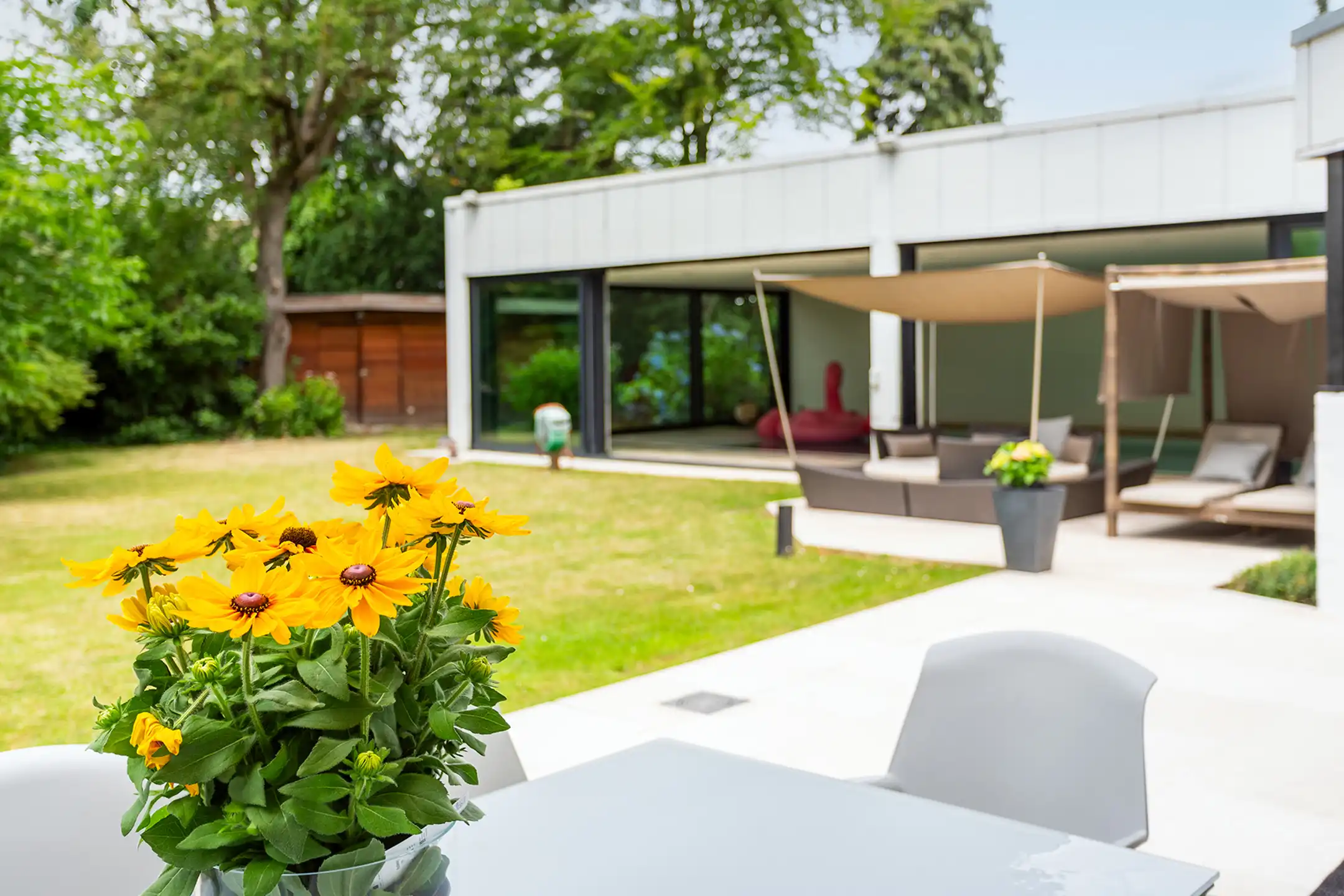 Topgelegen architectenwoning met ruim tuin en binnenzwembad. foto 45