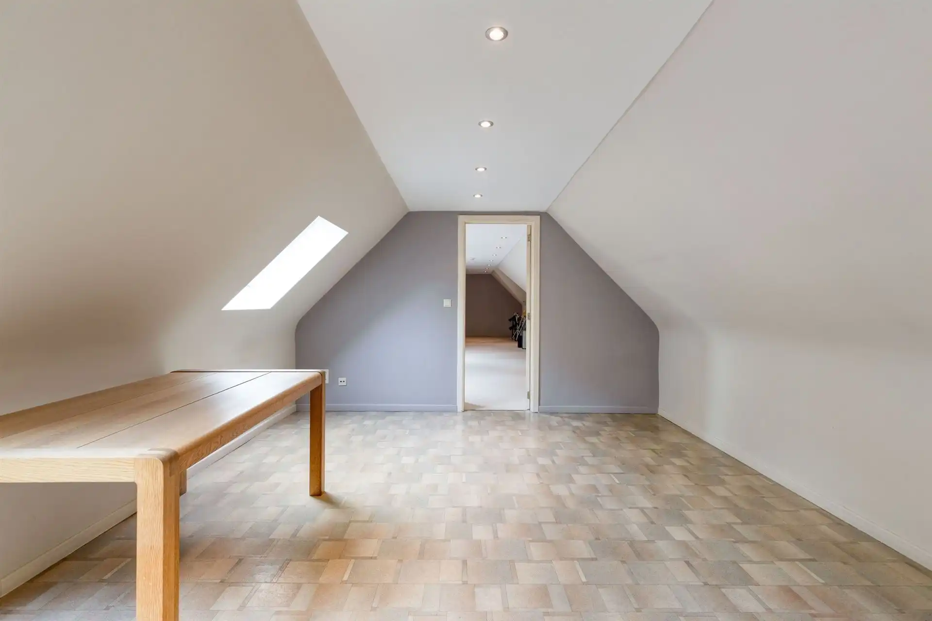 Open bebouwing met 5 (mog. 7) slaapkamers, tuin en garage foto 16