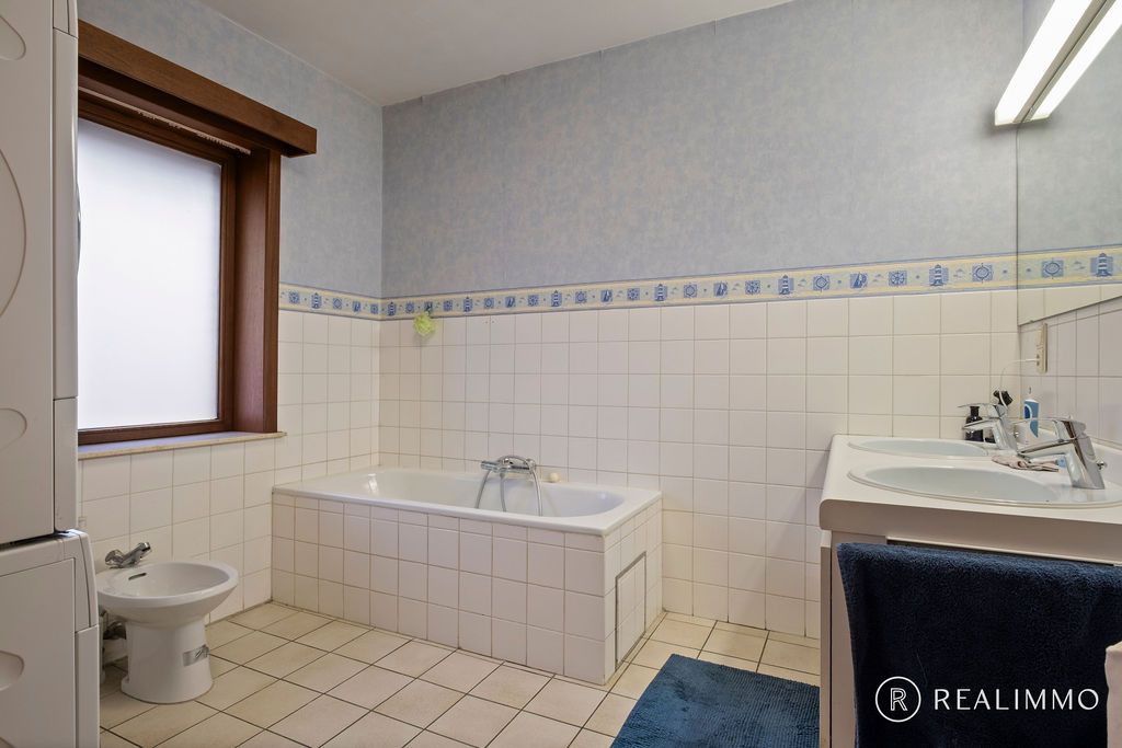 Ruime, lichtrijke woonst met 3 slaapkamers en garage foto 10