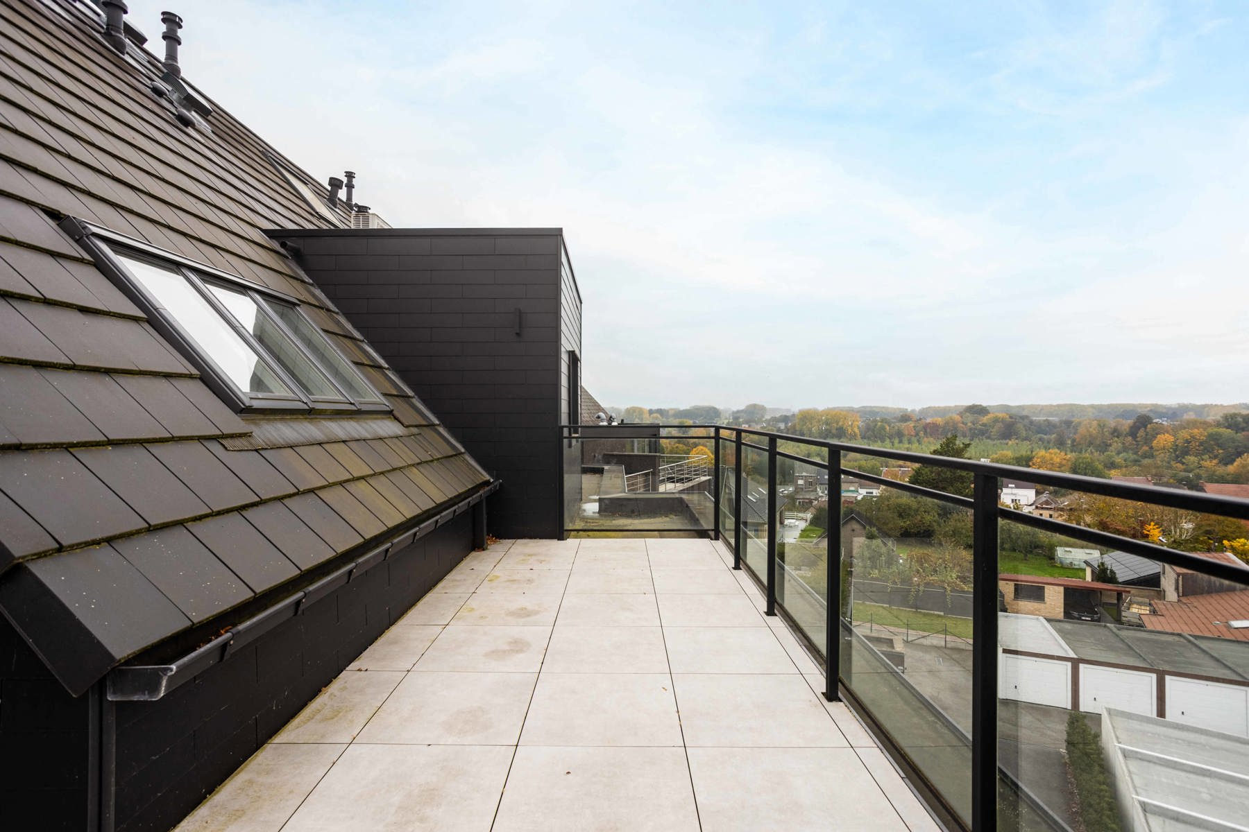 Recent, luxe penthouse met panoramisch terras foto 23