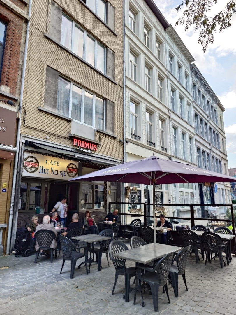 Legendarisch café aan het Neuzenplein foto 1