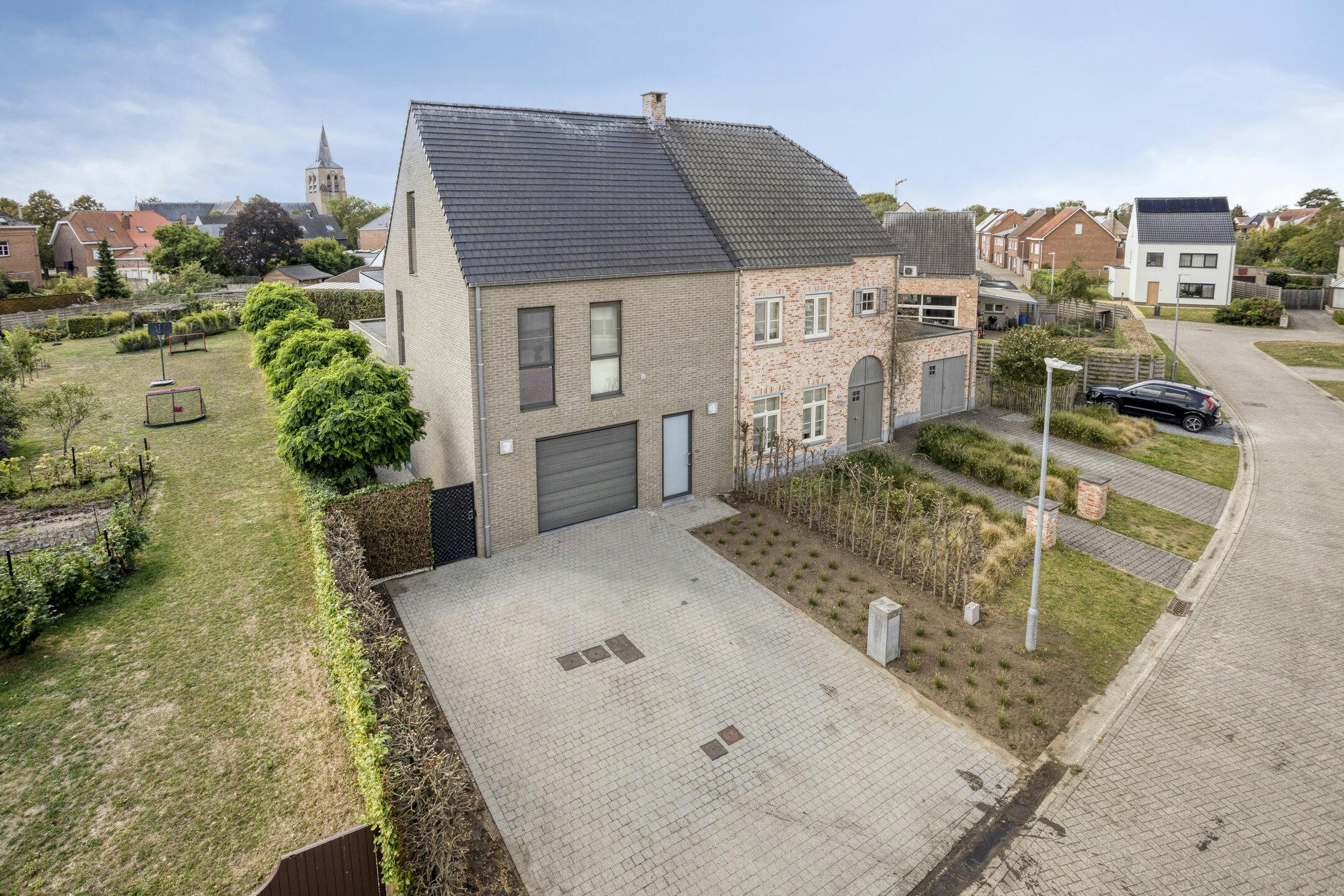 Rustig gelegen huis te koop nabij het centrum van Lichtaart foto {{pictureIndex}}