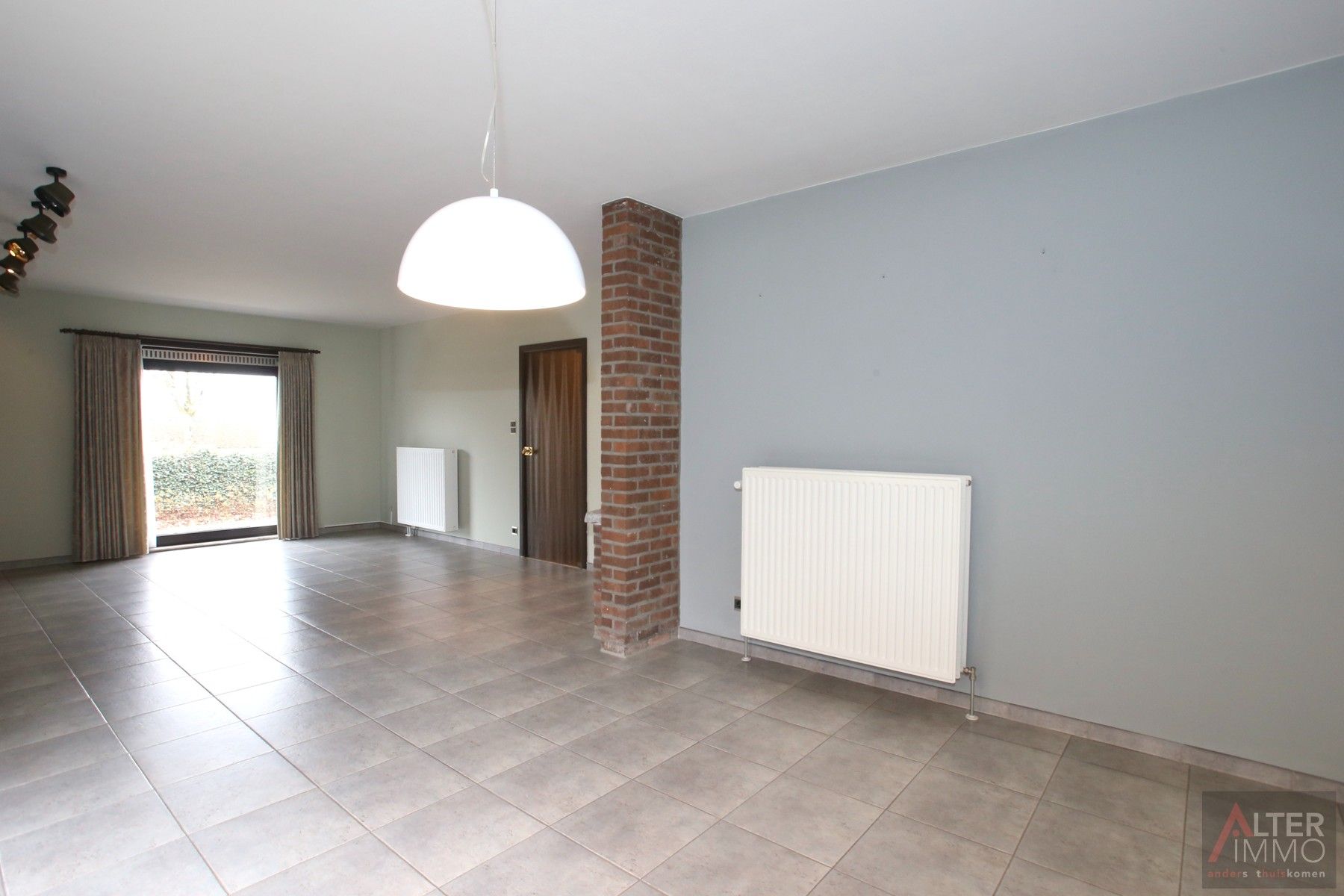 Ruime woning (205m2 NBO)  met 3 slaapkamers op een perceel van 24a 50ca! De woning is ingericht als "kangoeroewoning". foto 4