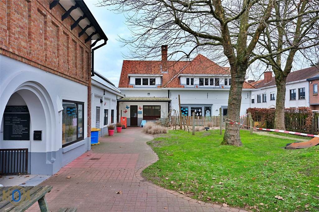 Complex van assistentieflats met garages en bijgebouwen foto 13