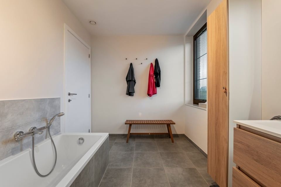 MODERNE HALFOPEN BEBOUWING MET INPANDIGE GARAGE EN RUIME TUIN IN SINT-TRUIDEN foto 22