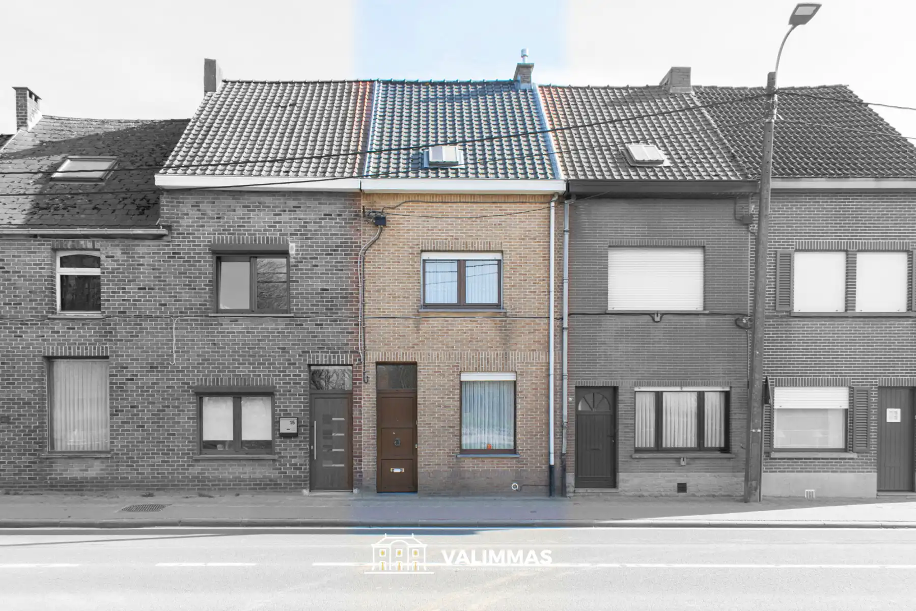 Hoofdfoto van de publicatie: Goed onderhouden rijwoning met terras, tuinhuis en garage...