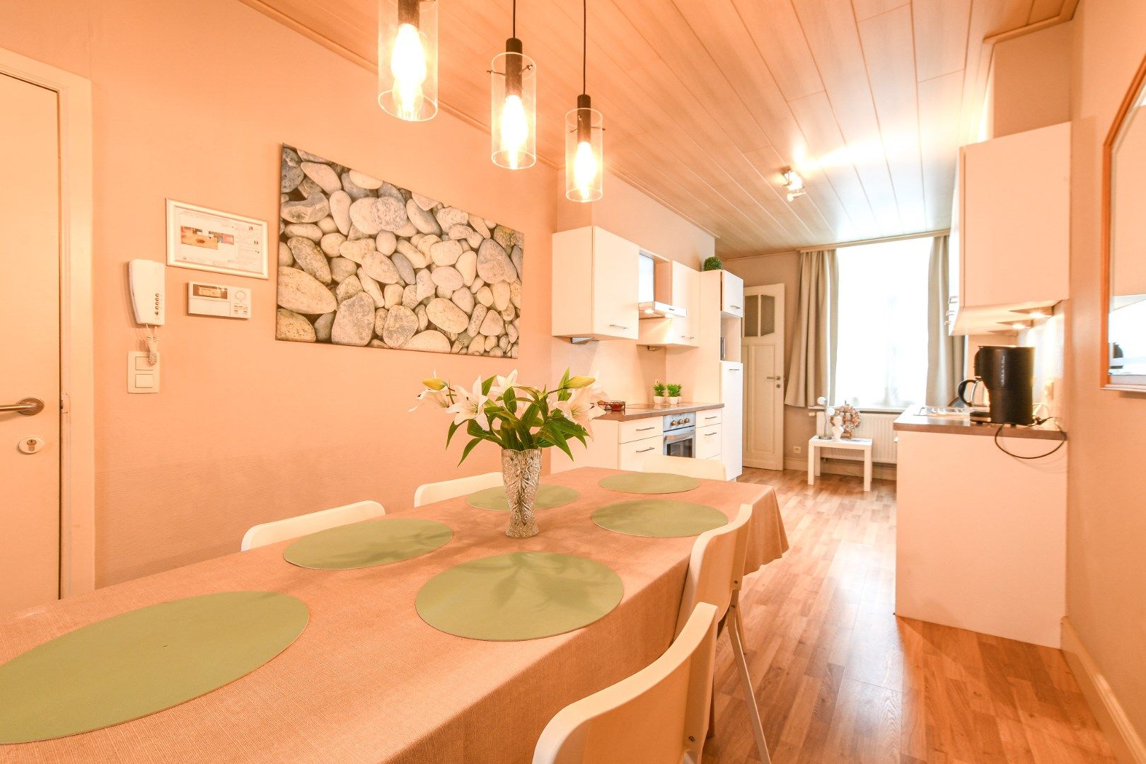 Opbrengsteigendom met 2 ruime appartementen en handelszaak op toplocatie! foto 19