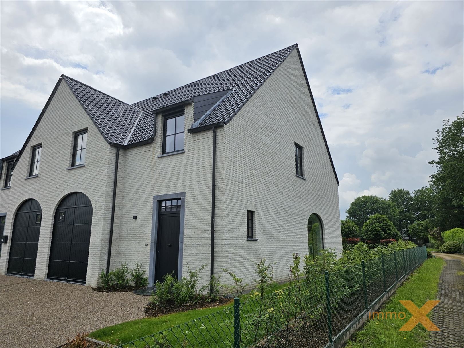 PRACHTIG AFGEWERKTE NIEUWBOUWWONING foto {{pictureIndex}}