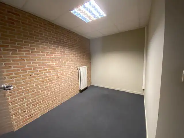 Handelsruimte  (+-160m²) met 6 autostaanplaatsen centrum Geel. foto 11