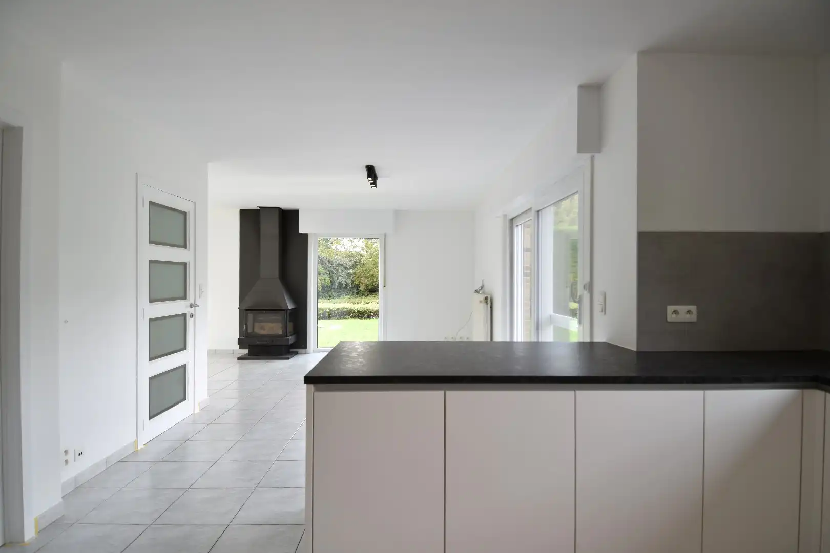 Alleenstaande woning met 3 slaapkamers, tuin en garage te koop in residentiële wijk te Gullegem foto 4
