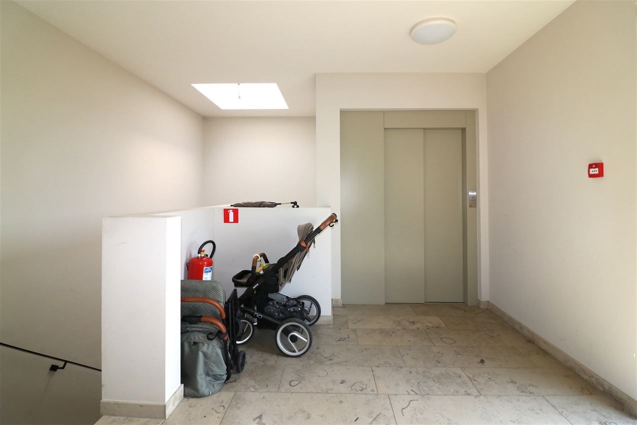 Zonnig appartement met ruim terras, twee slaapkamers in centrum foto 26