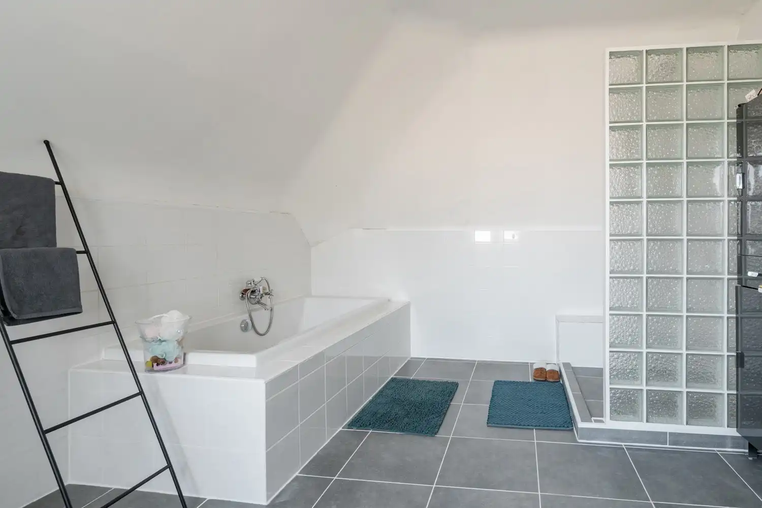 Instapklare, charmante woning op topligging nabij de Nederlandse grens foto 24