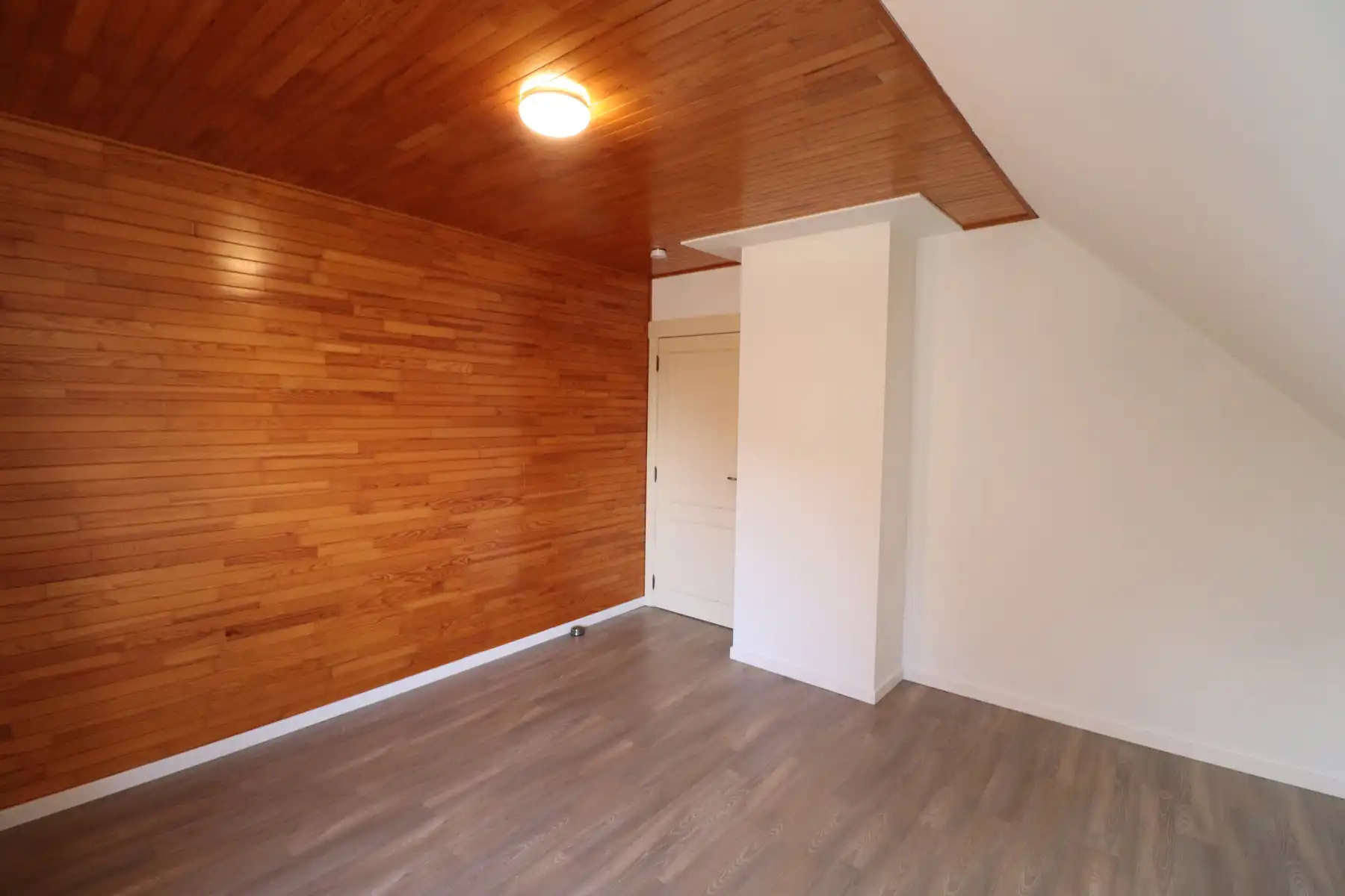 Appartement op de 1ste verdieping met carport/tuinberging en terras met tuin. foto 9