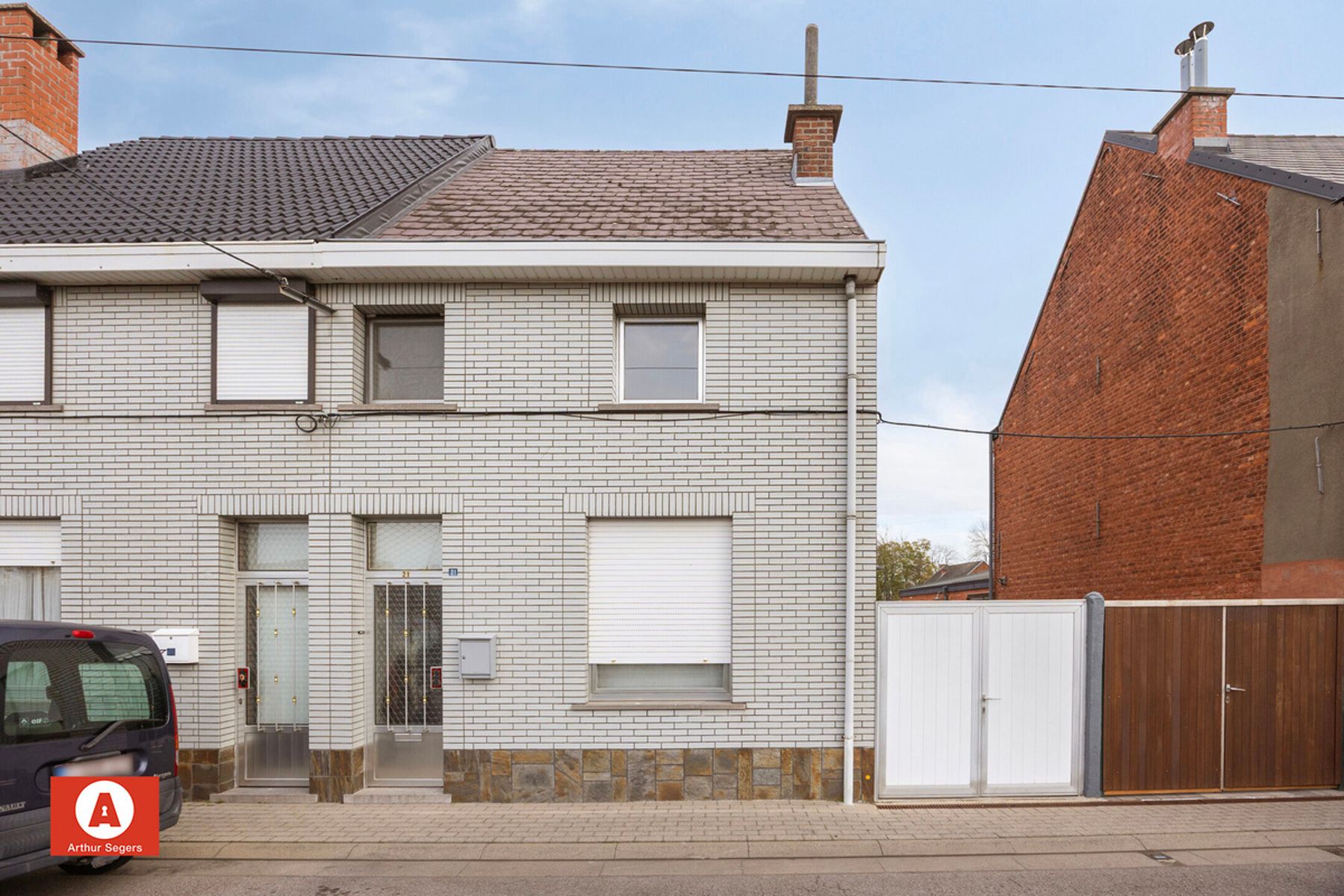 Verzorgde half-open bebouwing met oprit. foto 2