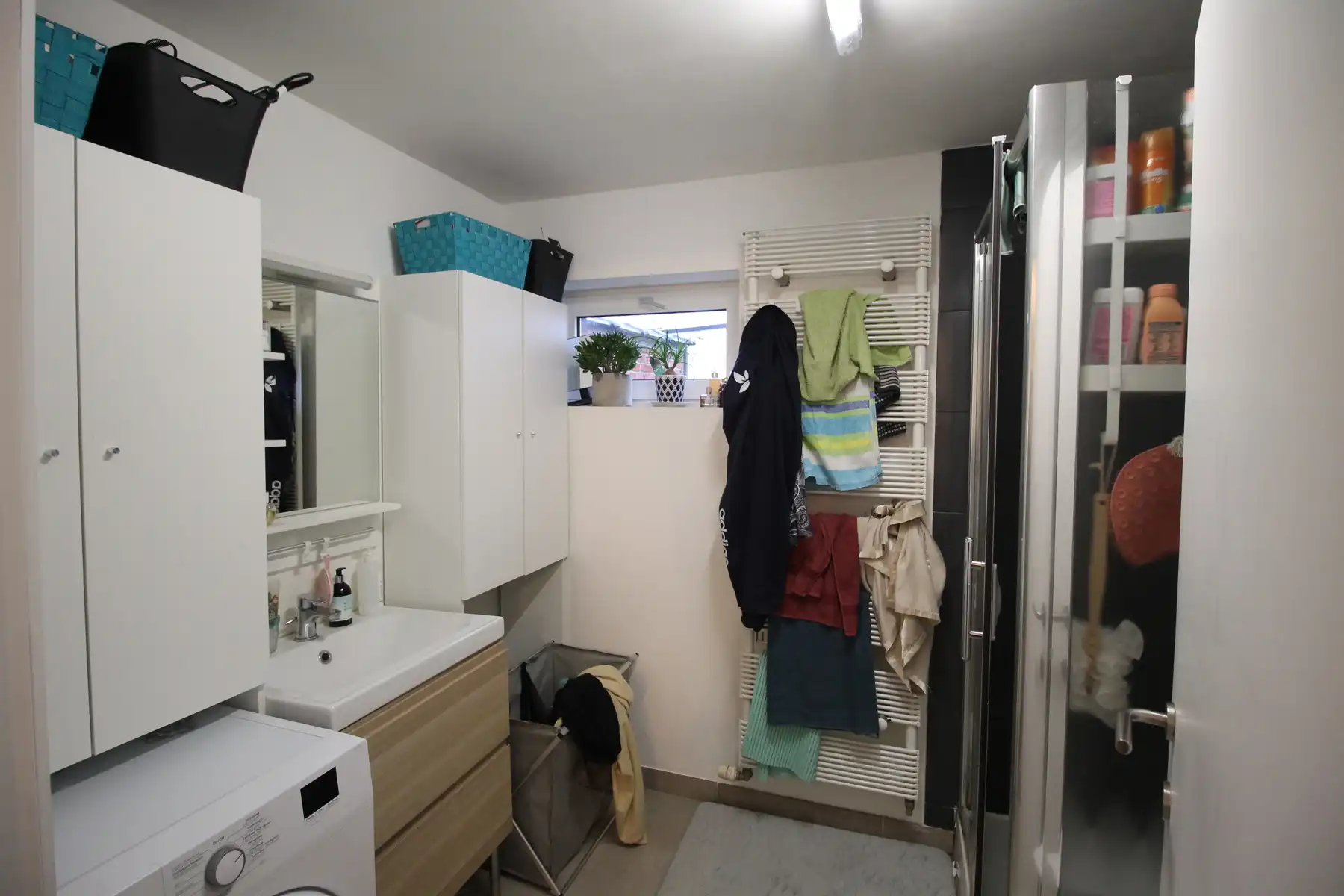 Gerenoveerde gezinswoning met 3 slaapkamers, terras en tuin op een zeer centrale, doch rustige ligging. foto 7