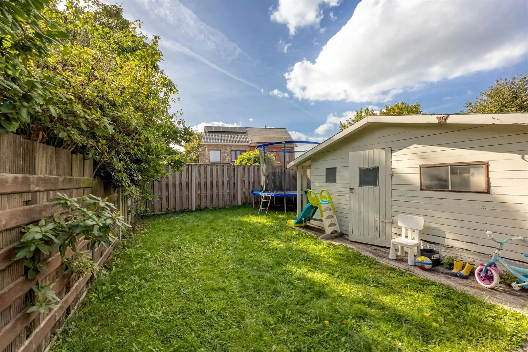 Gezinswoning met garage en zonnige tuin foto 2