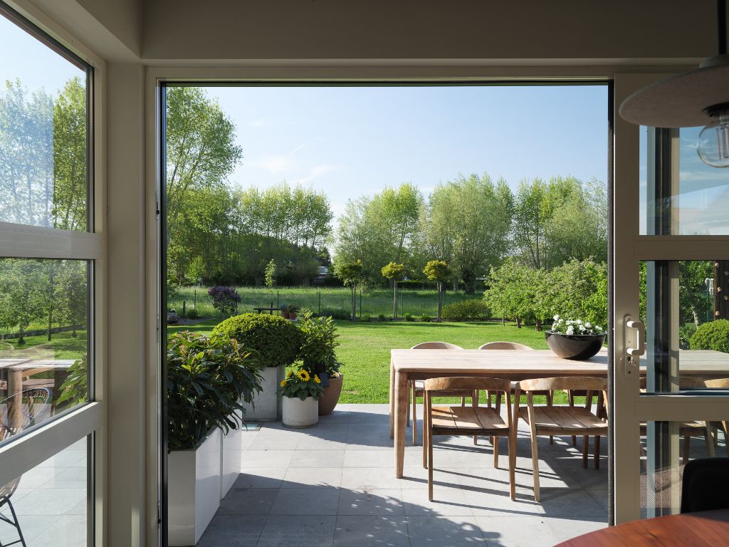 Villa met 4 slaapkamers, zonnige tuin met terras en dubbele inpandige garage in Kruisem. foto {{pictureIndex}}