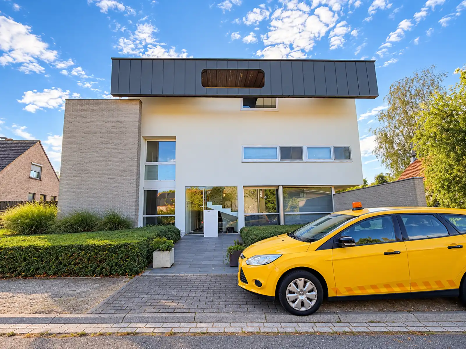 Lichtrijk dakappartement met ruim zonneterras en 1 slpk foto {{pictureIndex}}