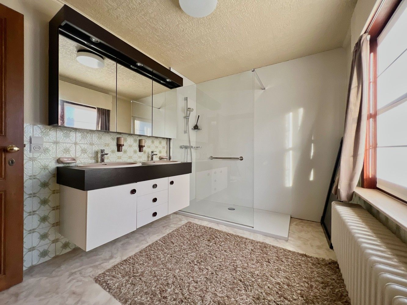 Topper! Stijlvolle woning met zonnige tuin + 2x garage foto 12