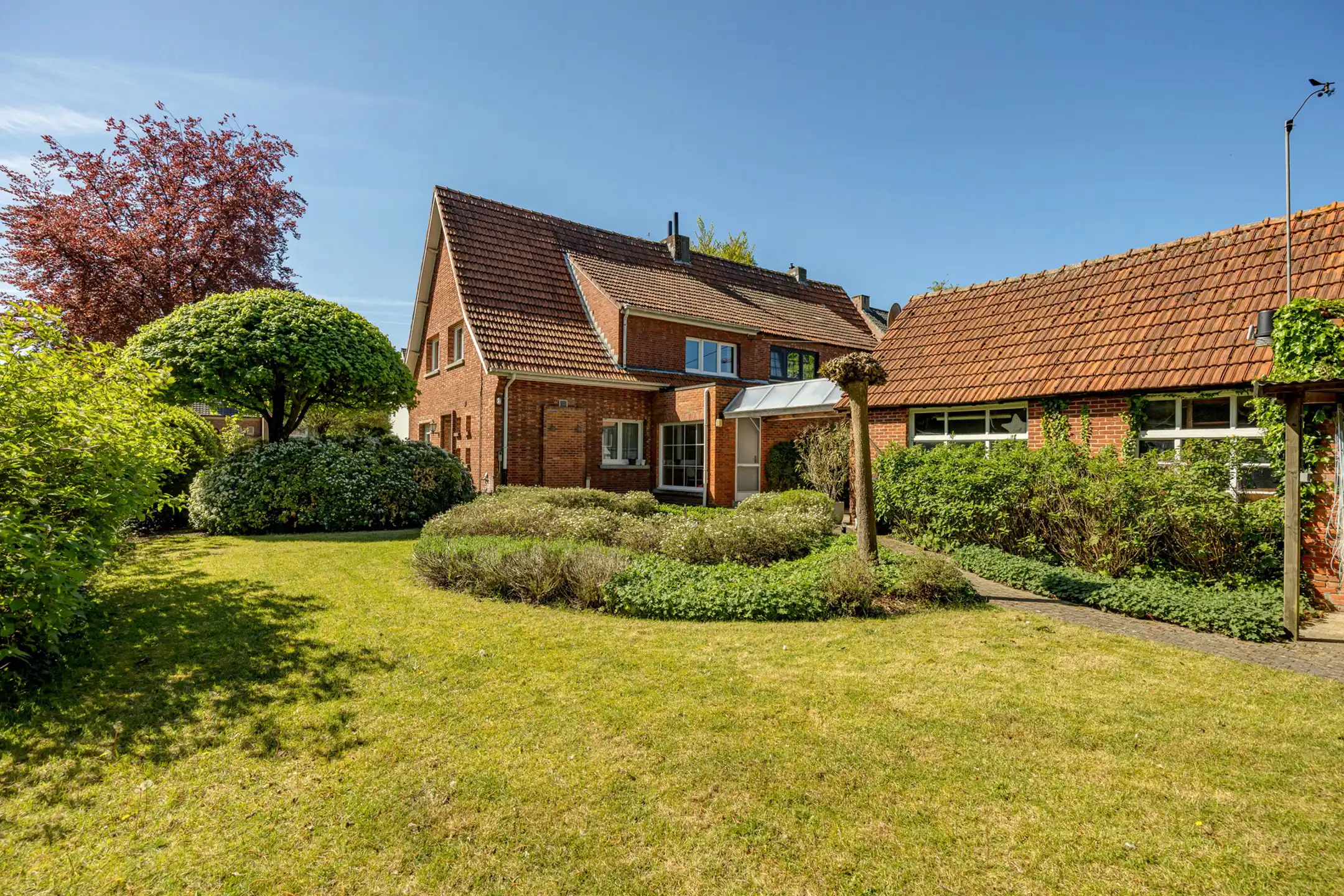 Charmante woning met 4 slpks op 742 m² met achteringang foto 3