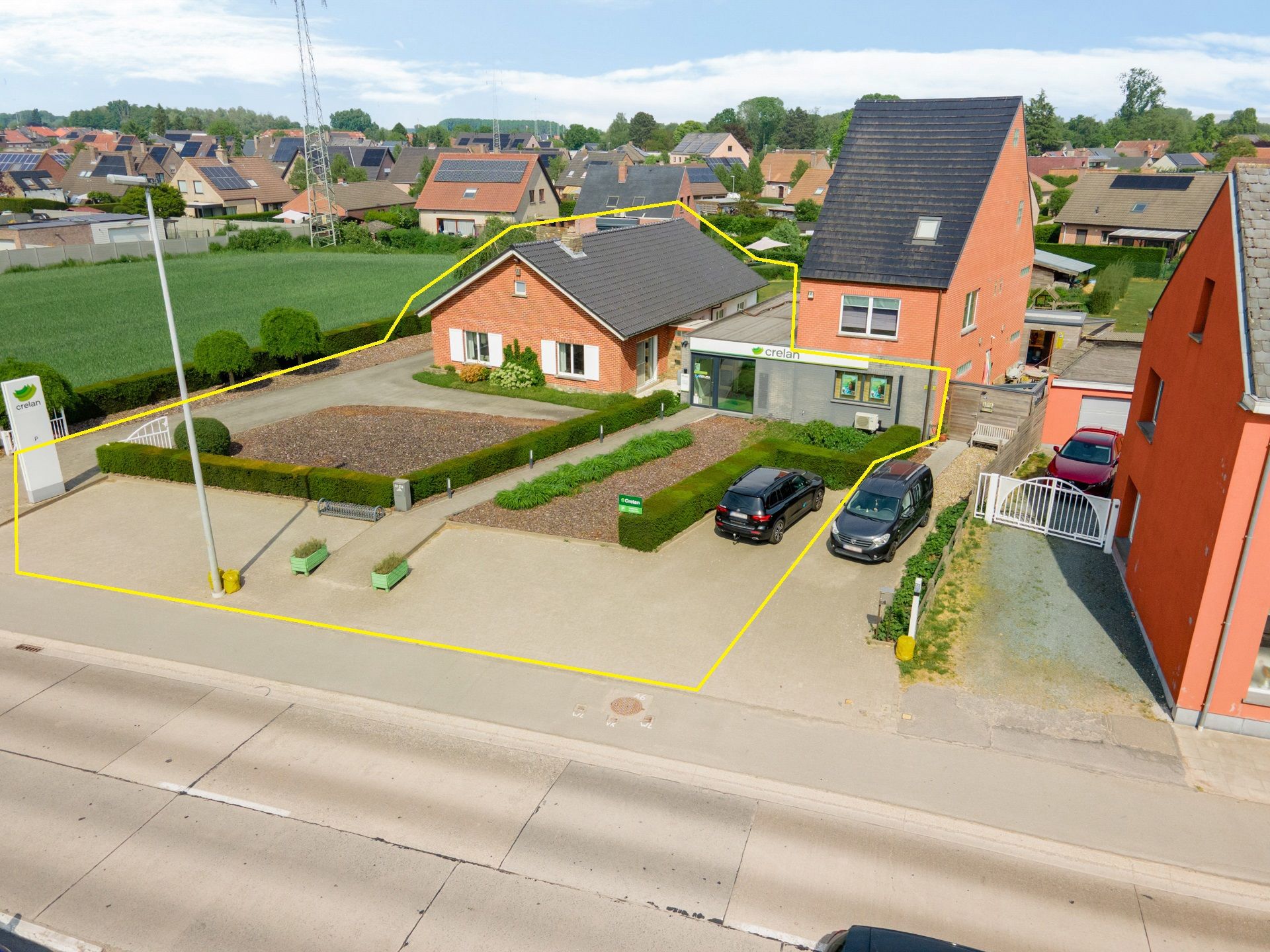 Instapklare villa/bungalow met aansluitend een kantoorruimte/handelsgelijkvloers op ruim perceel van +/- 30 are. Meerdere parkeerplaatsen foto {{pictureIndex}}