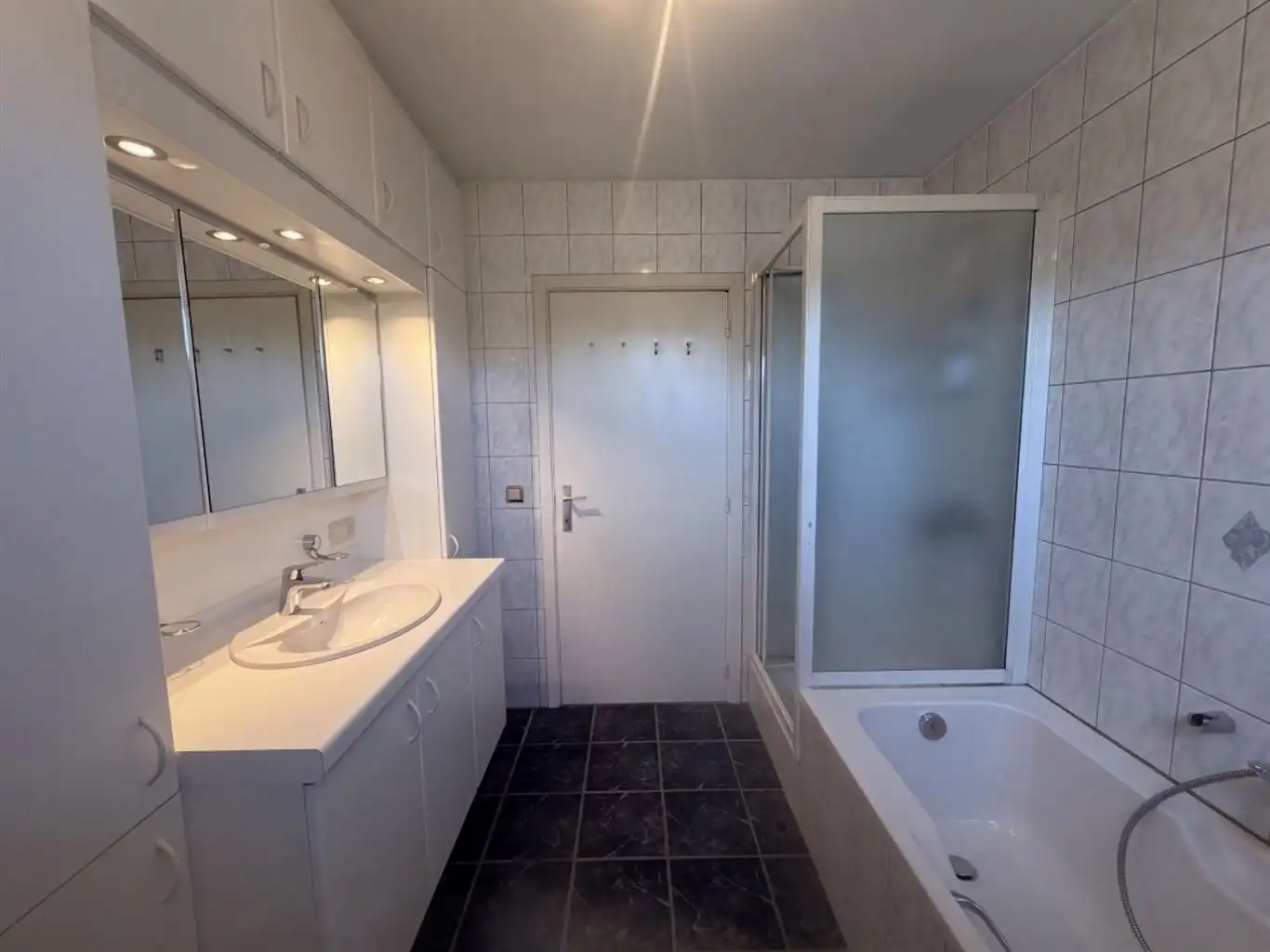 Vrijstaande splitlevelwoning met 3 (+1)slaapkamers, inpandige garage en carport, overdekt terras en omheinde tuin, gunstig gelegen nabij het centrum van Maaseik. foto 15