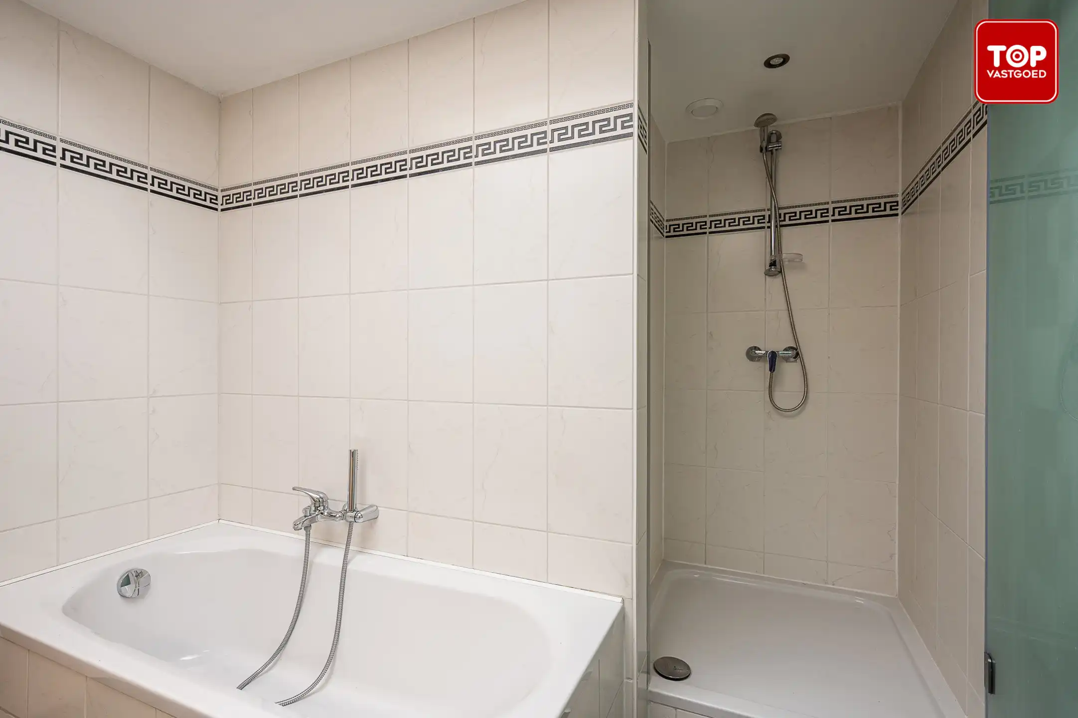 Zeer groot duplex appartement met garage. foto 11