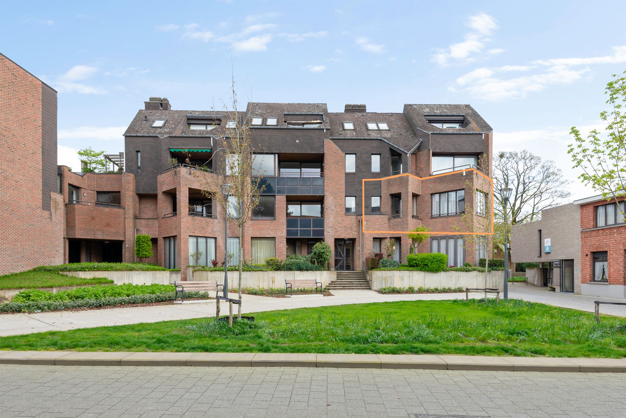 Gezellig 2 slpk appartement met veranda en autostaanplaats. foto 16