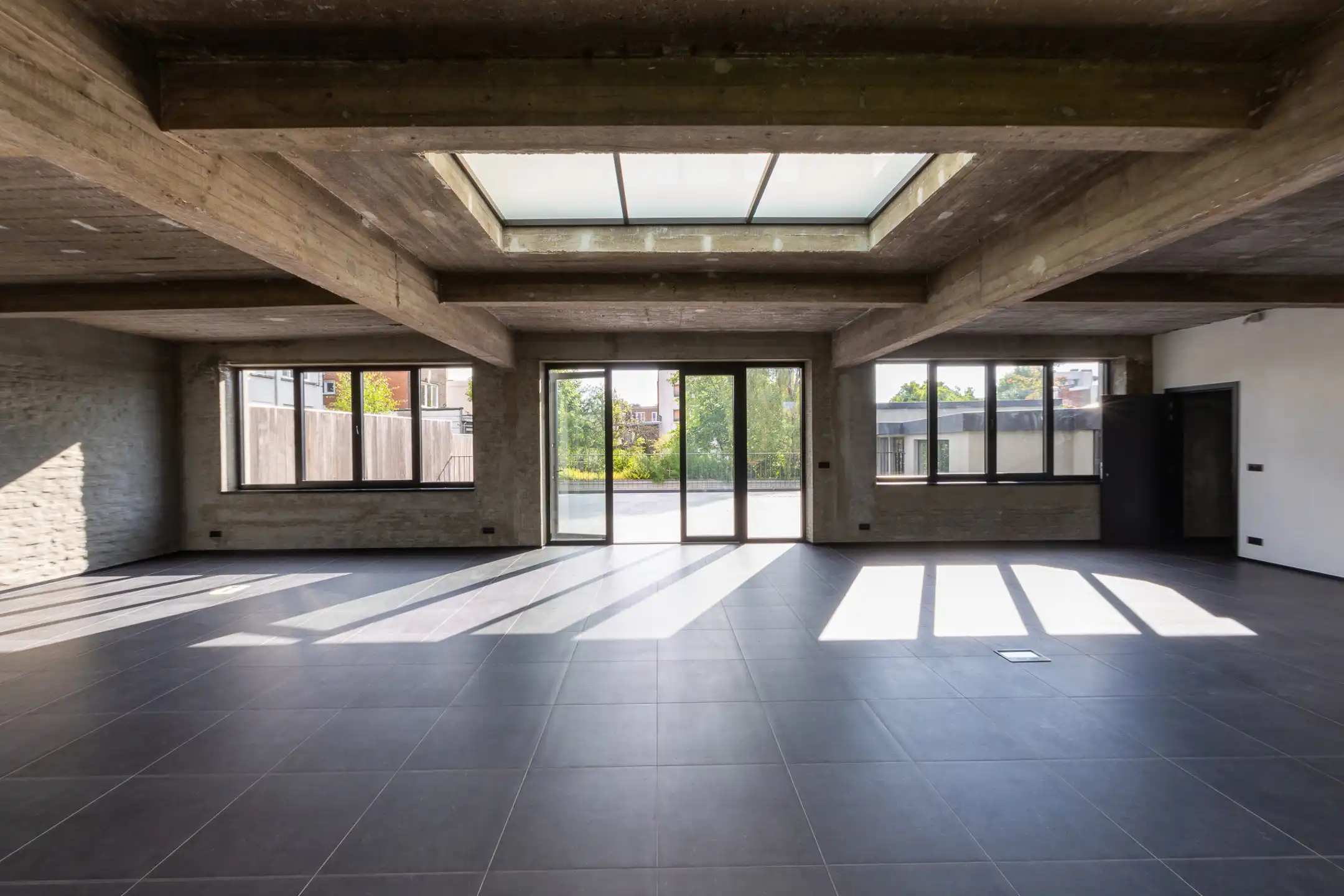 DEURNE - Ruime kantoorruimte met groot terras en parking foto {{pictureIndex}}