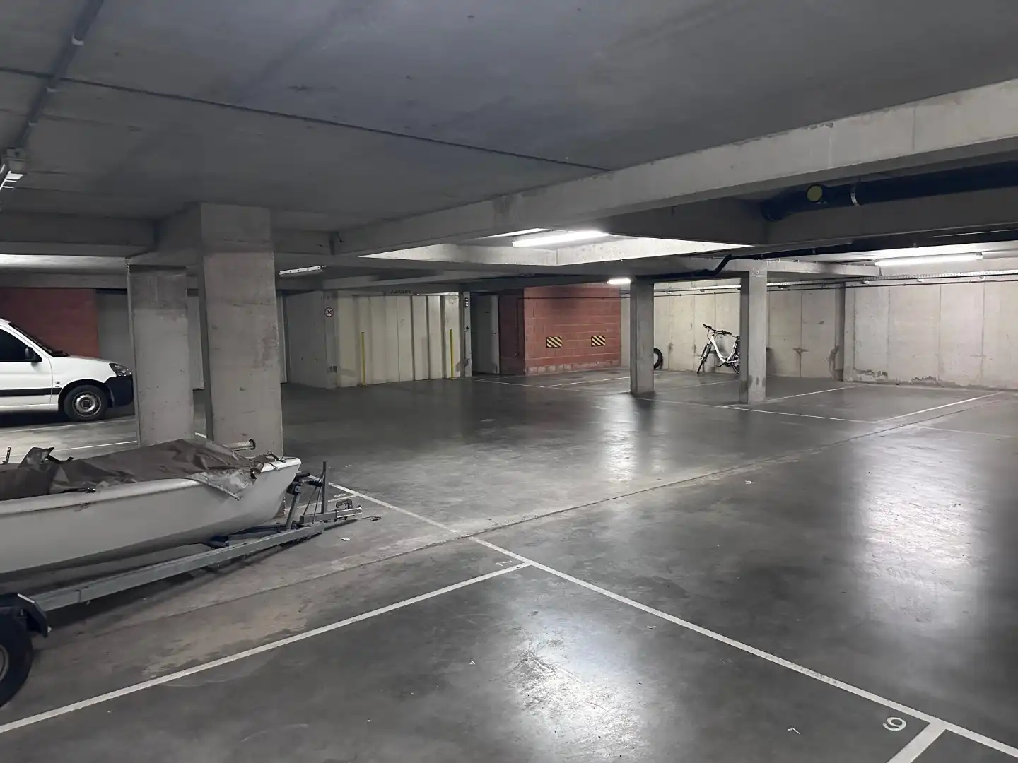 Centraal gelegen autostaanplaats, nabij Lippenslaan - Zegemeer. Gelegen op niveau -1 foto 5