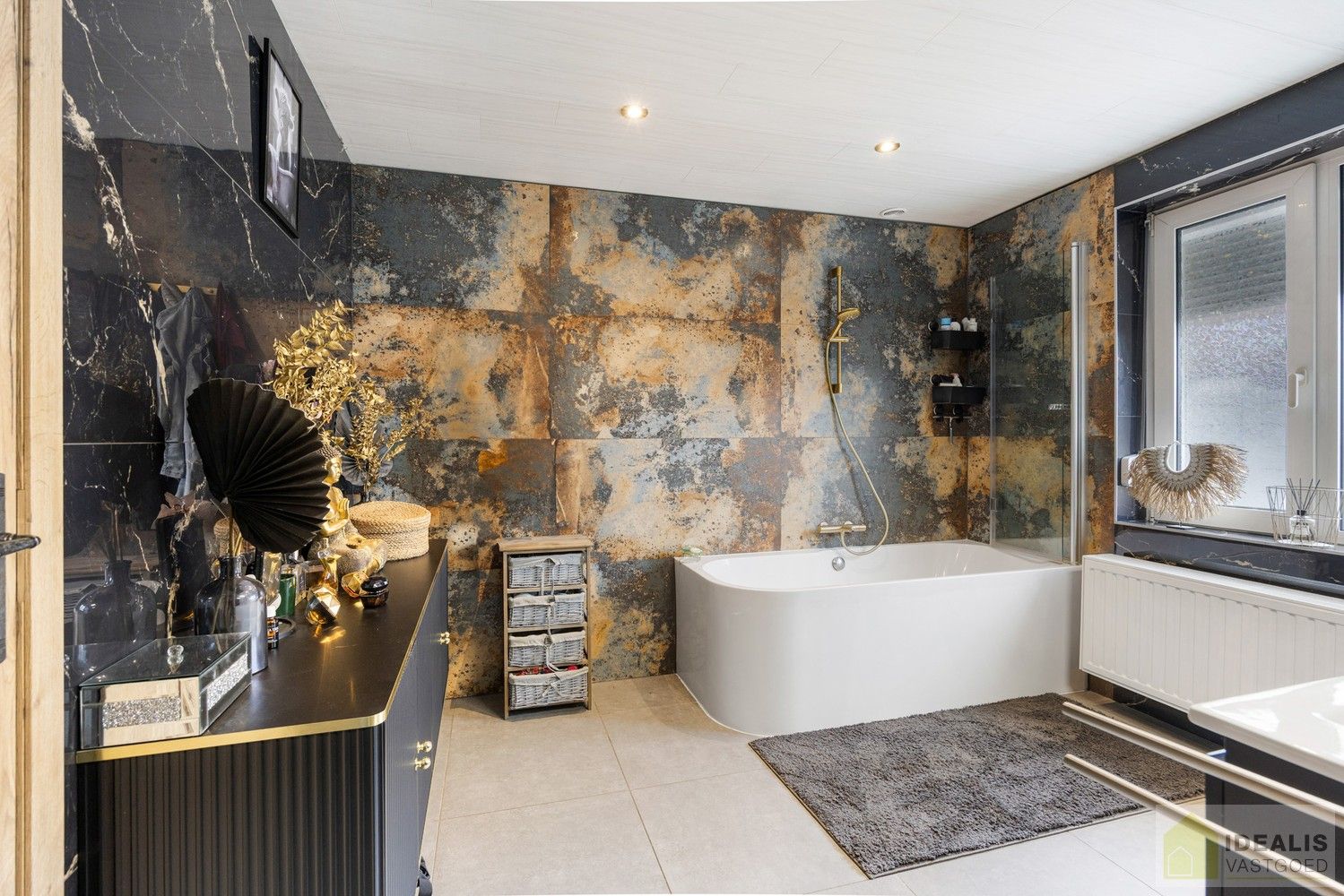 IDEALIS VASTGOED – RECENT GERENOVEERDE WONING (2021) OP EEN PERCEEL VAN MAAR LIEFST 8A92CA OP EEN ZEER GUNSTIGE LOCATIE! Deze ruime woning met een netto bewoonbare oppervlakte van +- 170m² bevindt zich langs de Paalseweg in Hulst, deelgemeente van Tessenderlo-Ham. Naast de perfecte ligging is het een prachtig afgewerkte woning met een royale leefruimte, zeer ruime open keuken, 3 slaapkamers en badkamer. Een uniek aanbod voor wie op zoek is naar een volledig gerenoveerde instapklare woning. foto 13