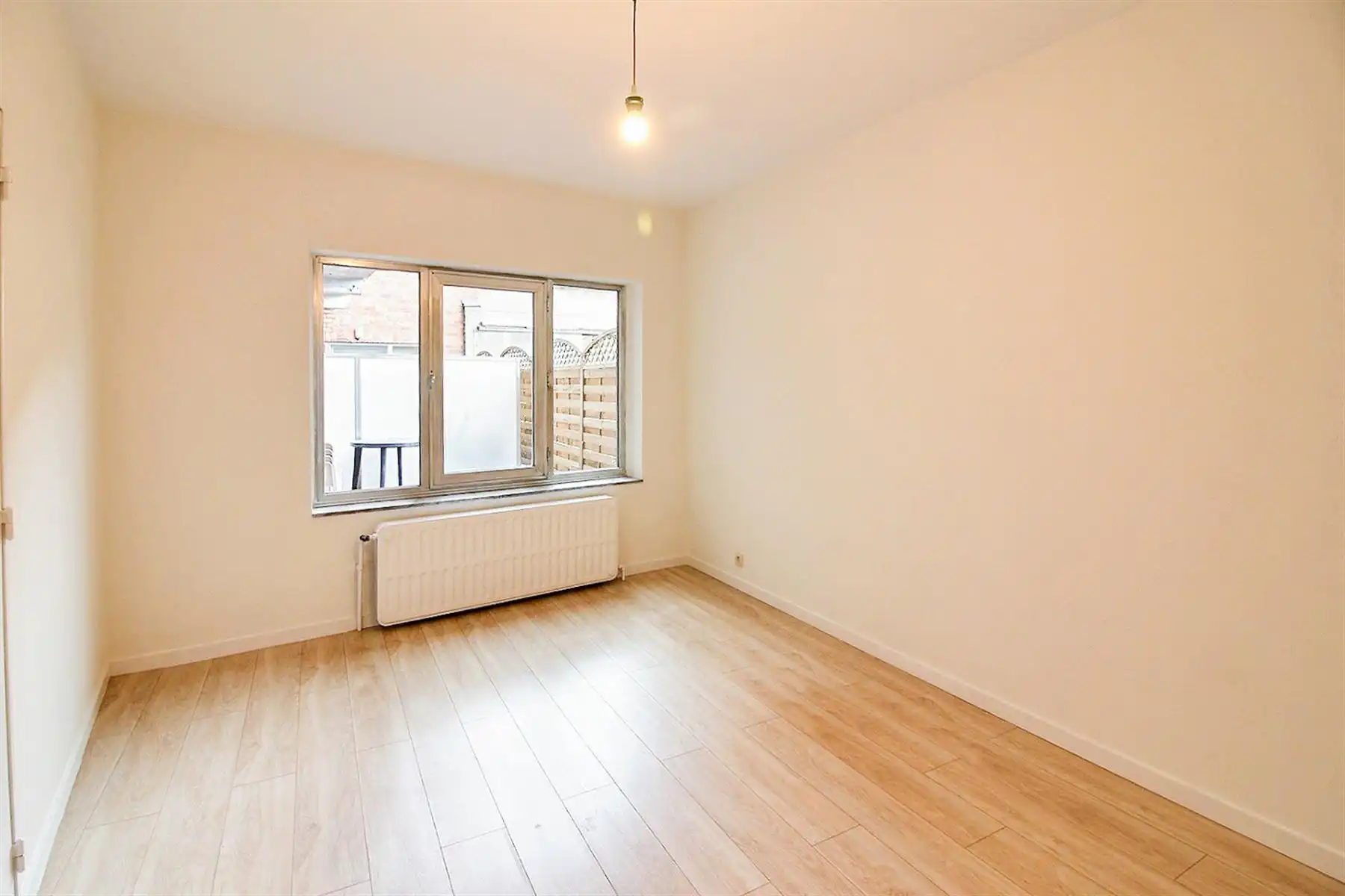 Lichtrijk éénslaapkamerappartement met terras in het centrum foto 6