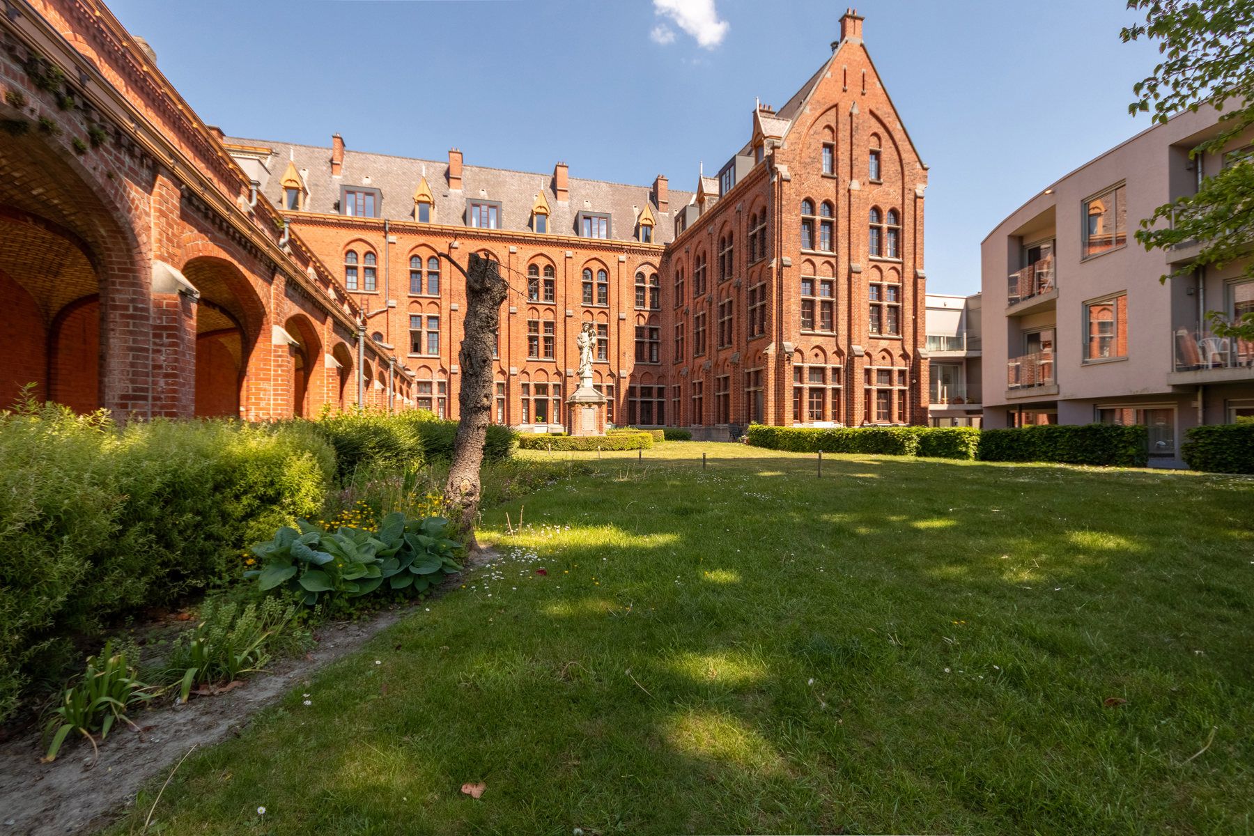 Assistentieflat met kelder in centrum Halle foto 3