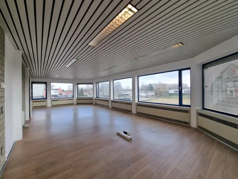 Magazijn en kantoorruimtes te huur foto {{pictureIndex}}