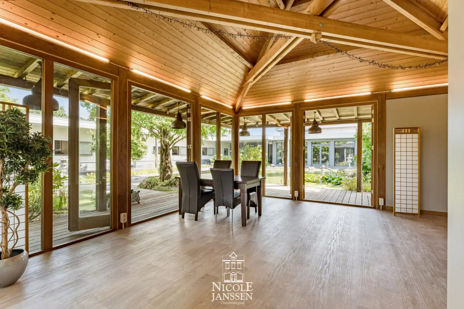 Riante woning met paardenstallen foto 39