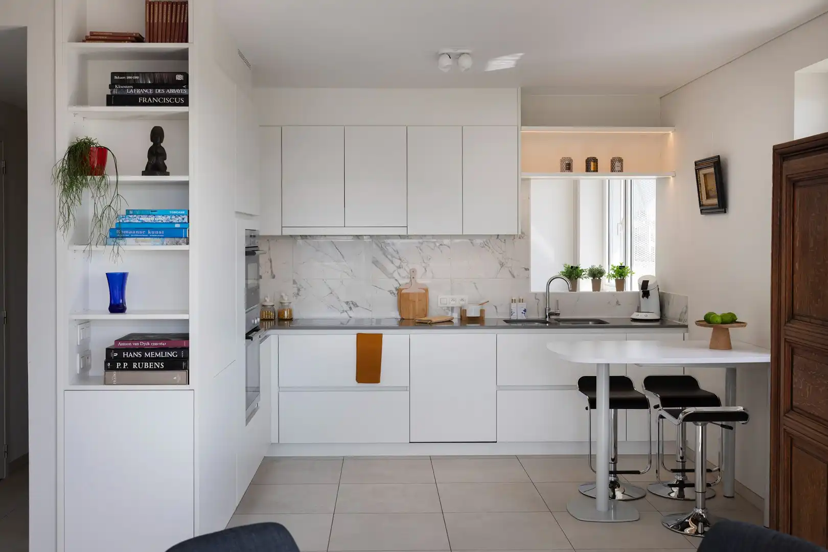 Lichtrijk wonen op de 5de verd. van een iconische woontoren. foto 8