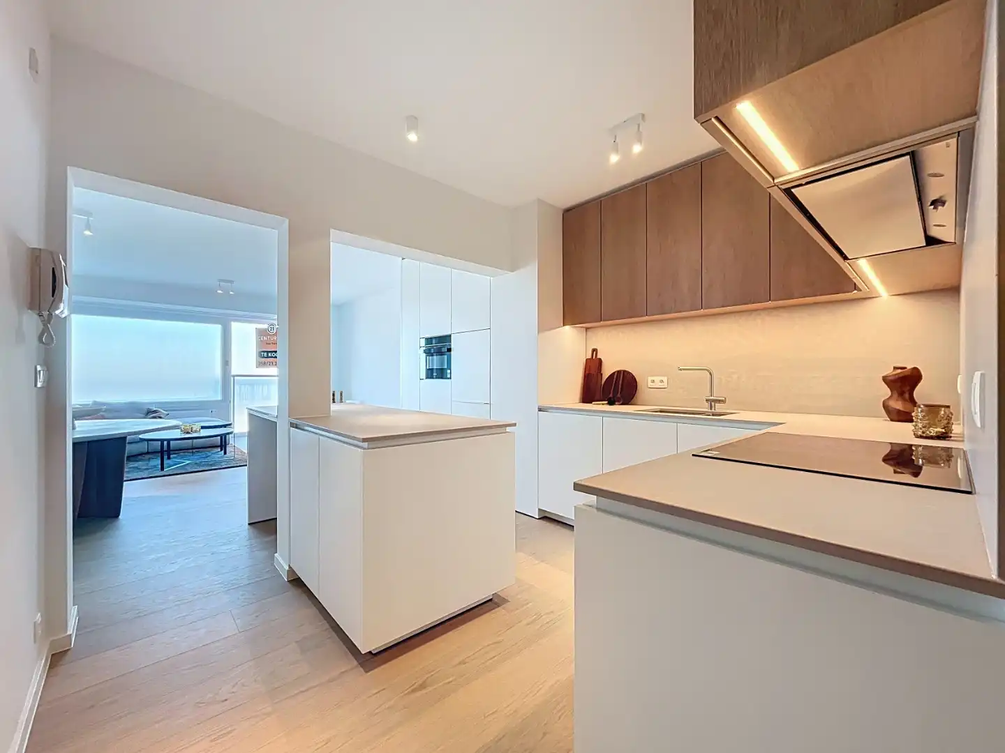 Gerenoveerd  twee slaapkamer appartement met frontaal zeezicht én centrale ligging foto 3