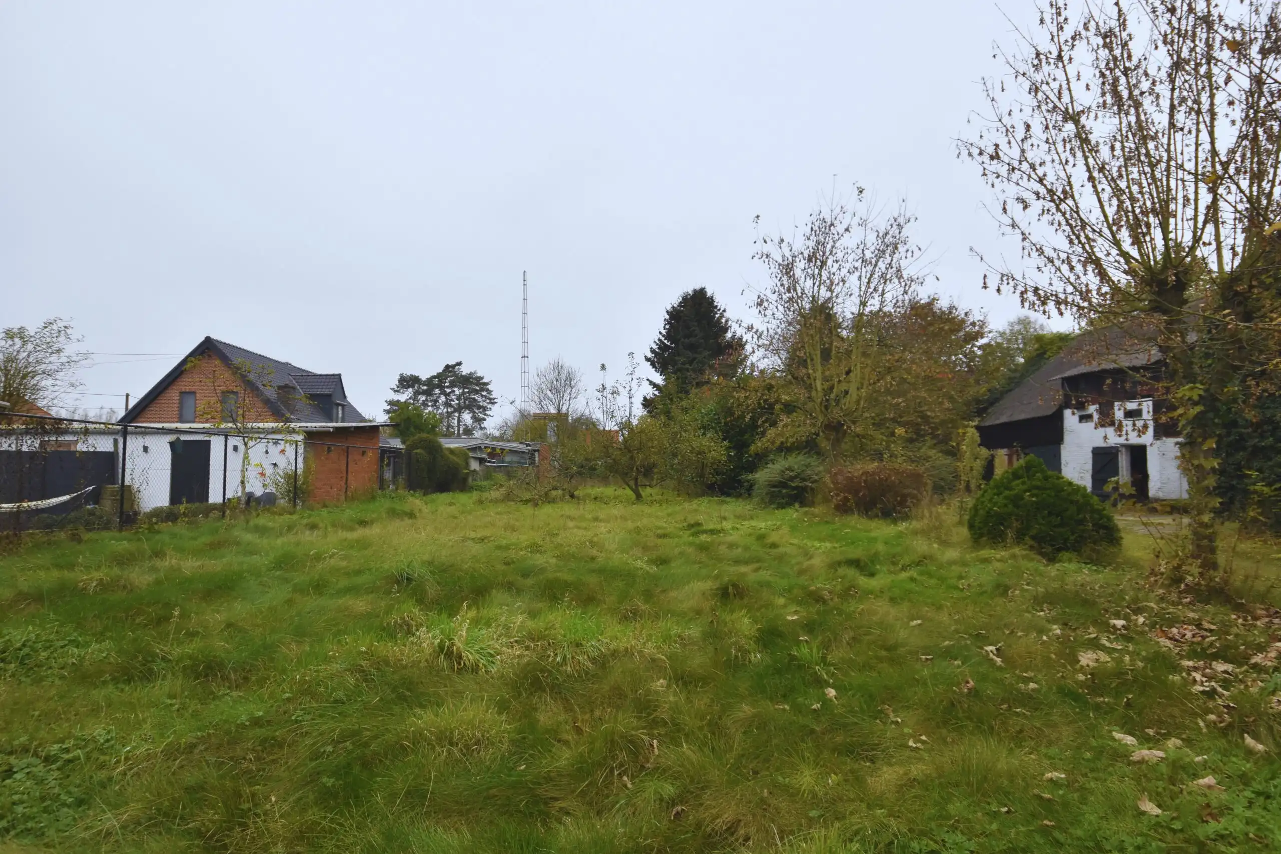 Mooi gelegen bouwgrond voor HOB in Nieuwkerken foto {{pictureIndex}}