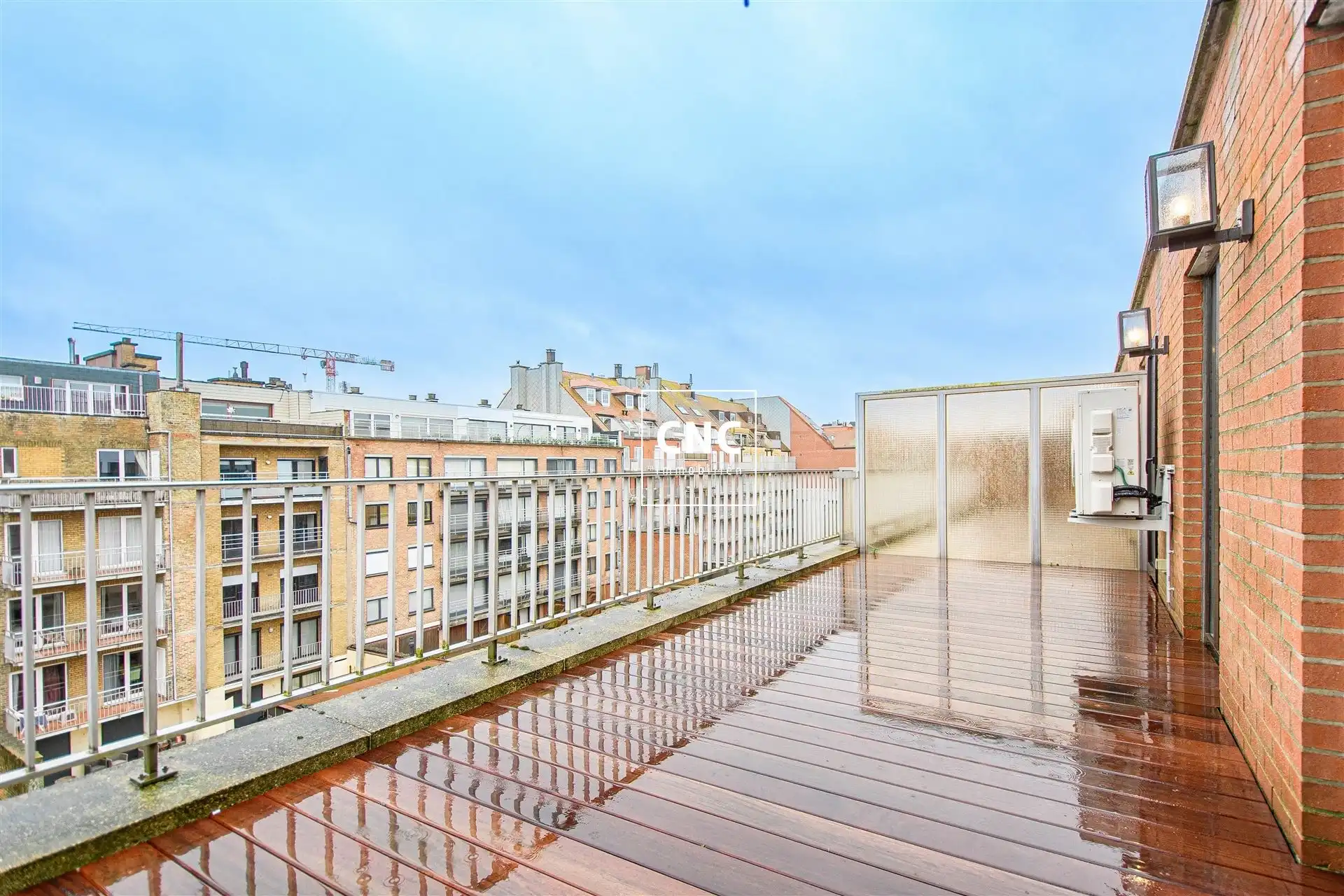 Gerenoveerde penthouse met grote terrassen nabij de zeedijk foto 17